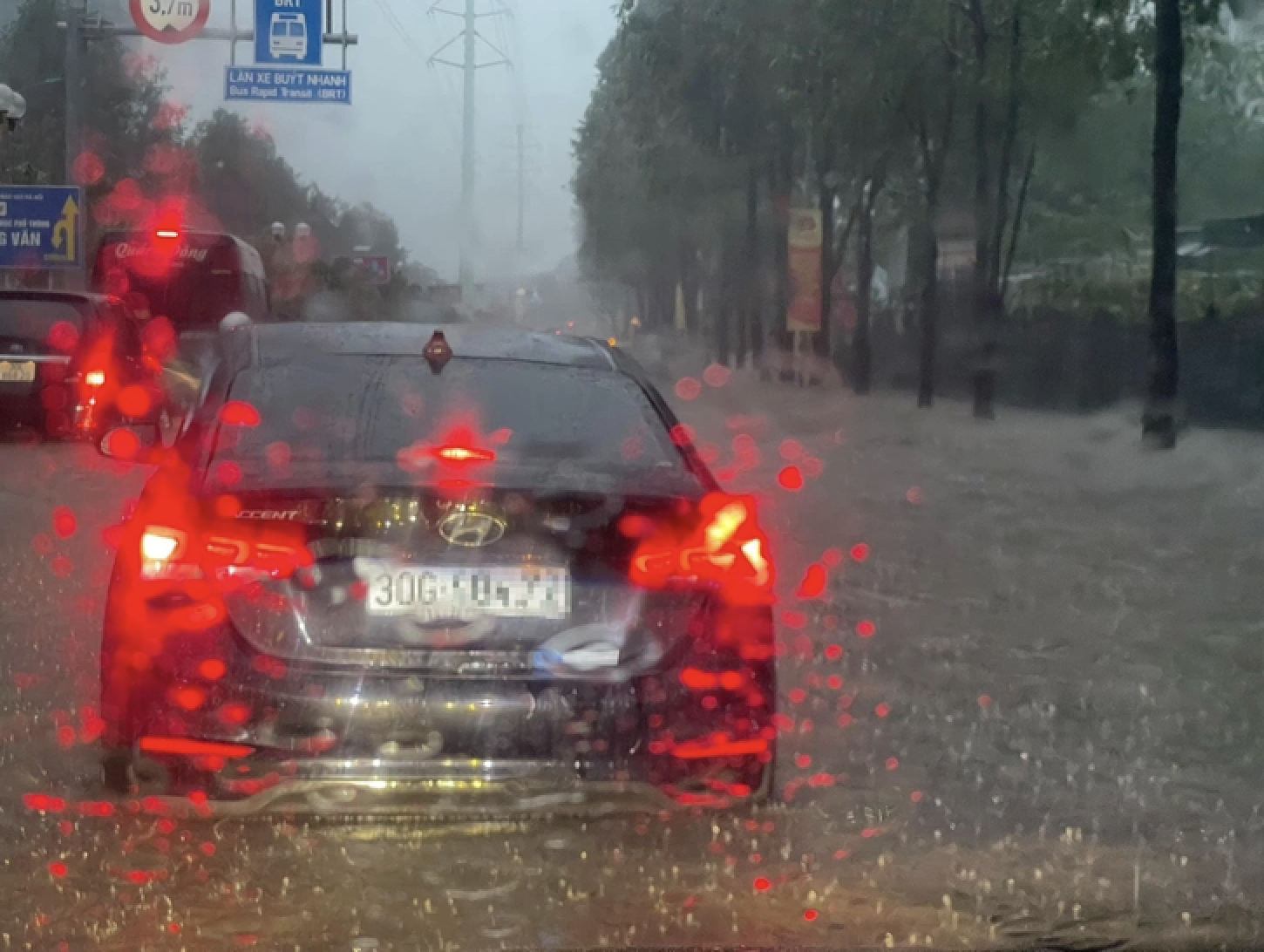 Hà Nội mưa to do ảnh hưởng bão số 5, đường phố ngập nặng, giao thông ách tắc- Ảnh 20. Hà Nội mưa to do ảnh hưởng bão số 5, đường phố ngập nặng, giao thông ách tắc- Ảnh 20.