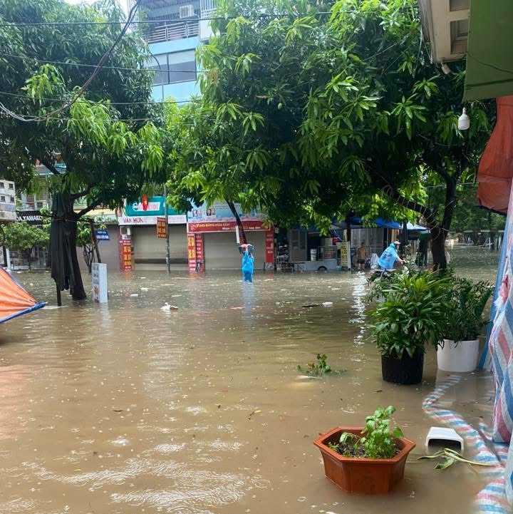 Hà Nội mưa to do ảnh hưởng bão số 5, đường phố ngập nặng, giao thông ách tắc- Ảnh 10. Hà Nội mưa to do ảnh hưởng bão số 5, đường phố ngập nặng, giao thông ách tắc- Ảnh 10.
