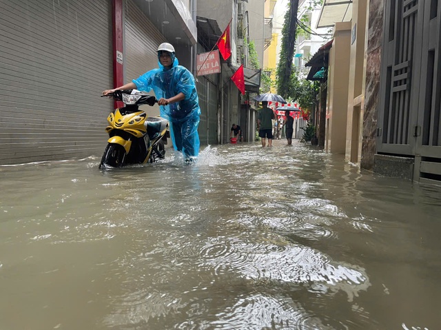 Hà Nội mưa to do ảnh hưởng bão số 5, đường phố ngập nặng, giao thông ách tắc- Ảnh 18. Hà Nội mưa to do ảnh hưởng bão số 5, đường phố ngập nặng, giao thông ách tắc- Ảnh 18.