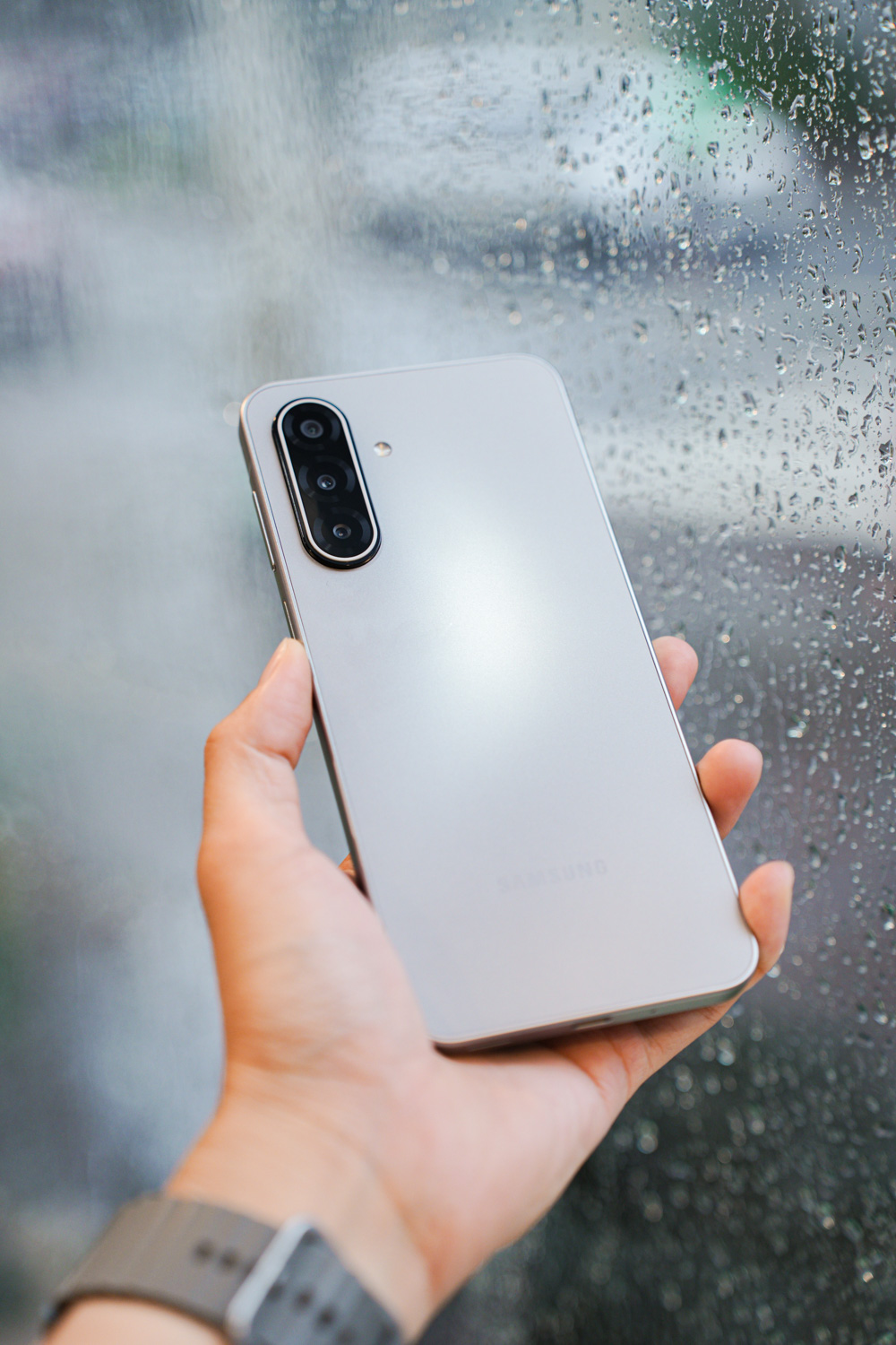 Ra mắt kh&ocirc;ng ầm ĩ khoa trương, nhưng từ học sinh, shipper cho đến người lao động n&ecirc;n ch&uacute; &yacute; tới chiếc smartphone mới n&agrave;y của Samsung- Ảnh 4.