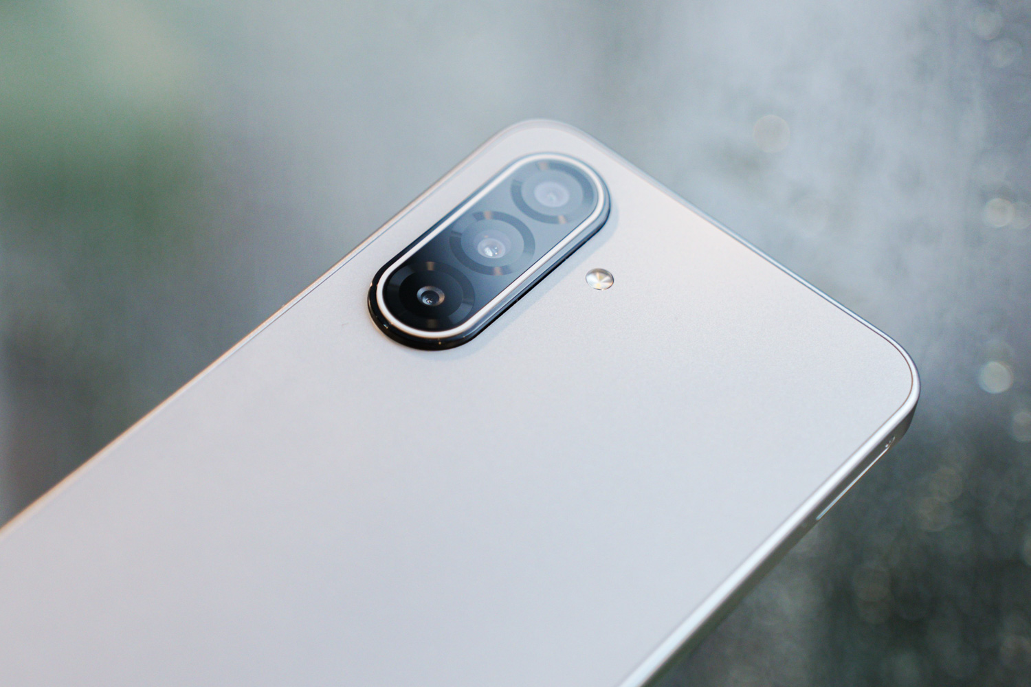 Ra mắt kh&ocirc;ng ầm ĩ khoa trương, nhưng từ học sinh, shipper cho đến người lao động n&ecirc;n ch&uacute; &yacute; tới chiếc smartphone mới n&agrave;y của Samsung- Ảnh 5.