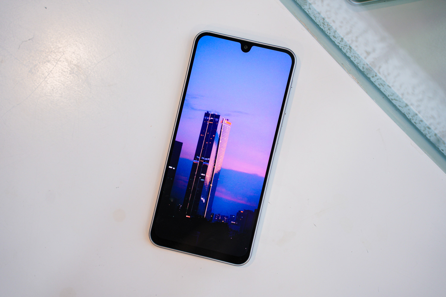 Ra mắt kh&ocirc;ng ầm ĩ khoa trương, nhưng từ học sinh, shipper cho đến người lao động n&ecirc;n ch&uacute; &yacute; tới chiếc smartphone mới n&agrave;y của Samsung- Ảnh 6.