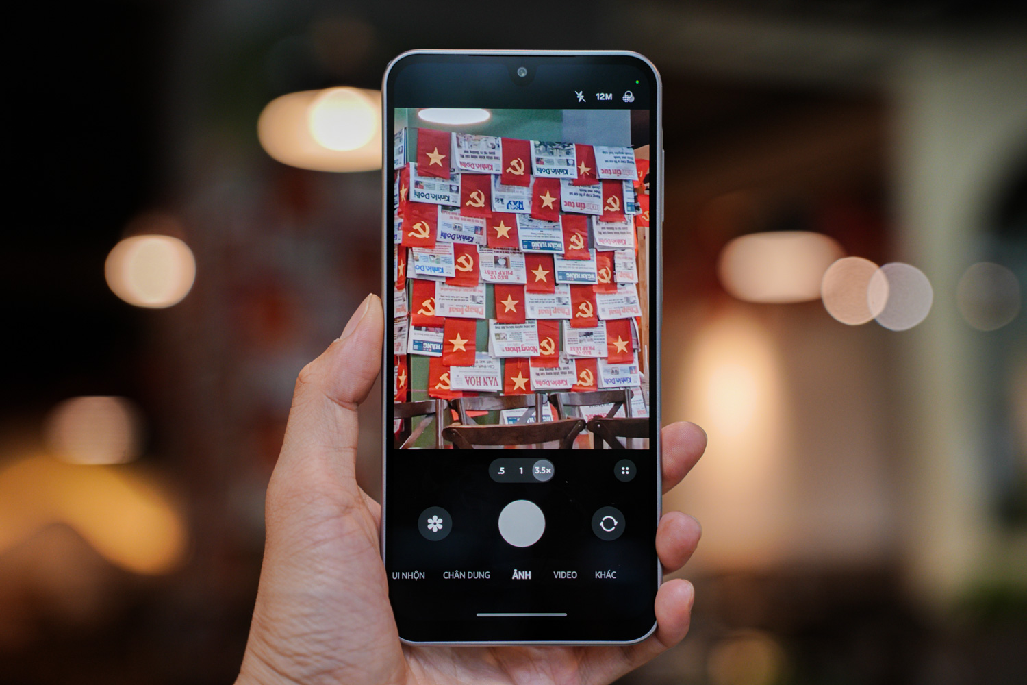 Ra mắt kh&ocirc;ng ầm ĩ khoa trương, nhưng từ học sinh, shipper cho đến người lao động n&ecirc;n ch&uacute; &yacute; tới chiếc smartphone mới n&agrave;y của Samsung- Ảnh 10.