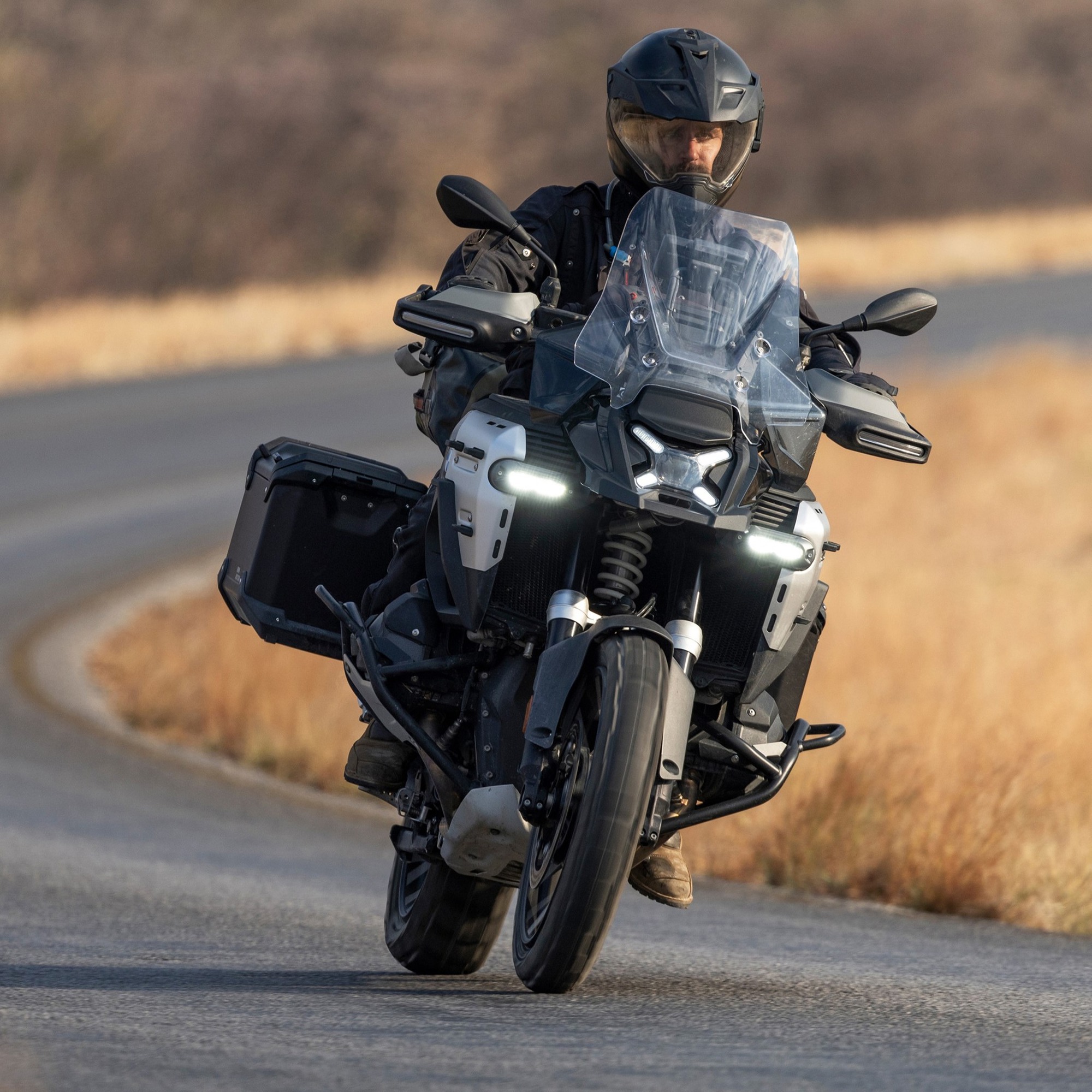 Siêu xe đi phượt đời mới vừa đến Việt Nam: Đầy bình đi 700km, CSGT cũng dùng xe này- Ảnh 6. Siêu xe đi phượt đời mới vừa đến Việt Nam: Đầy bình đi 700km, CSGT cũng dùng xe này- Ảnh 6.