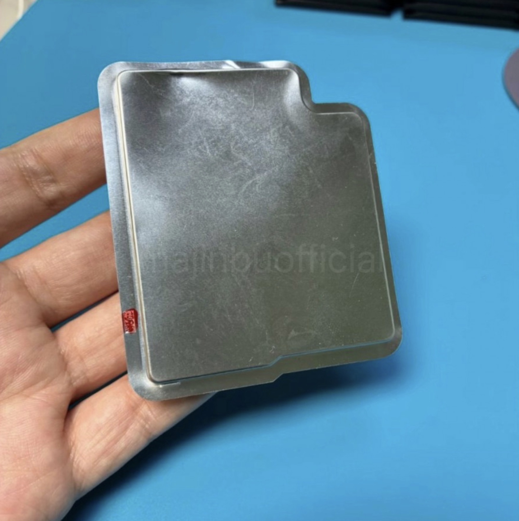 Lộ ảnh thật pin iPhone 17 Air: Quá bé!- Ảnh 2. Lộ ảnh thật pin iPhone 17 Air: Quá bé!- Ảnh 2.