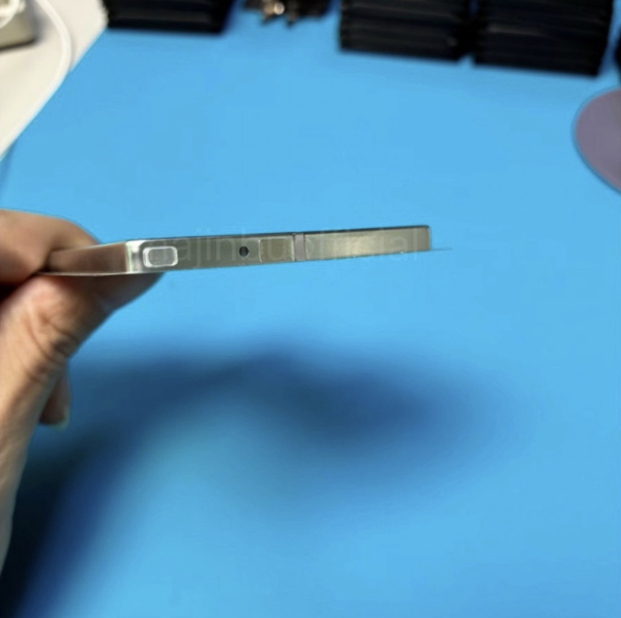 Lộ ảnh thật pin iPhone 17 Air: Quá bé!- Ảnh 3. Lộ ảnh thật pin iPhone 17 Air: Quá bé!- Ảnh 3.