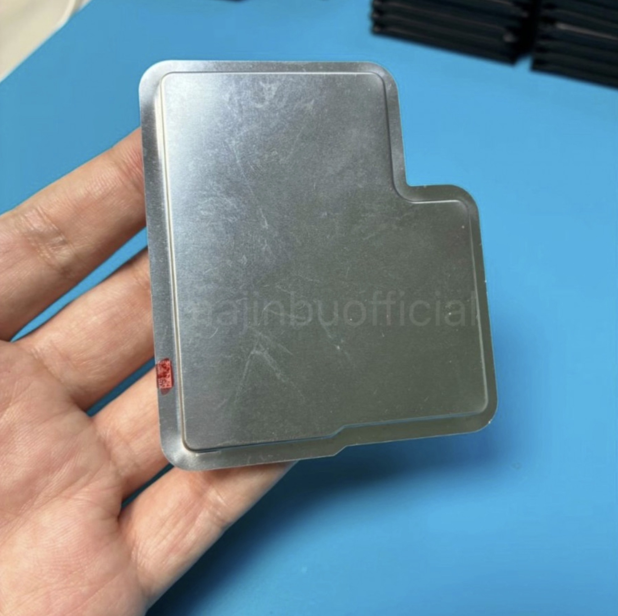 Lộ ảnh thật pin iPhone 17 Air: Quá bé!- Ảnh 1. Lộ ảnh thật pin iPhone 17 Air: Quá bé!- Ảnh 1.