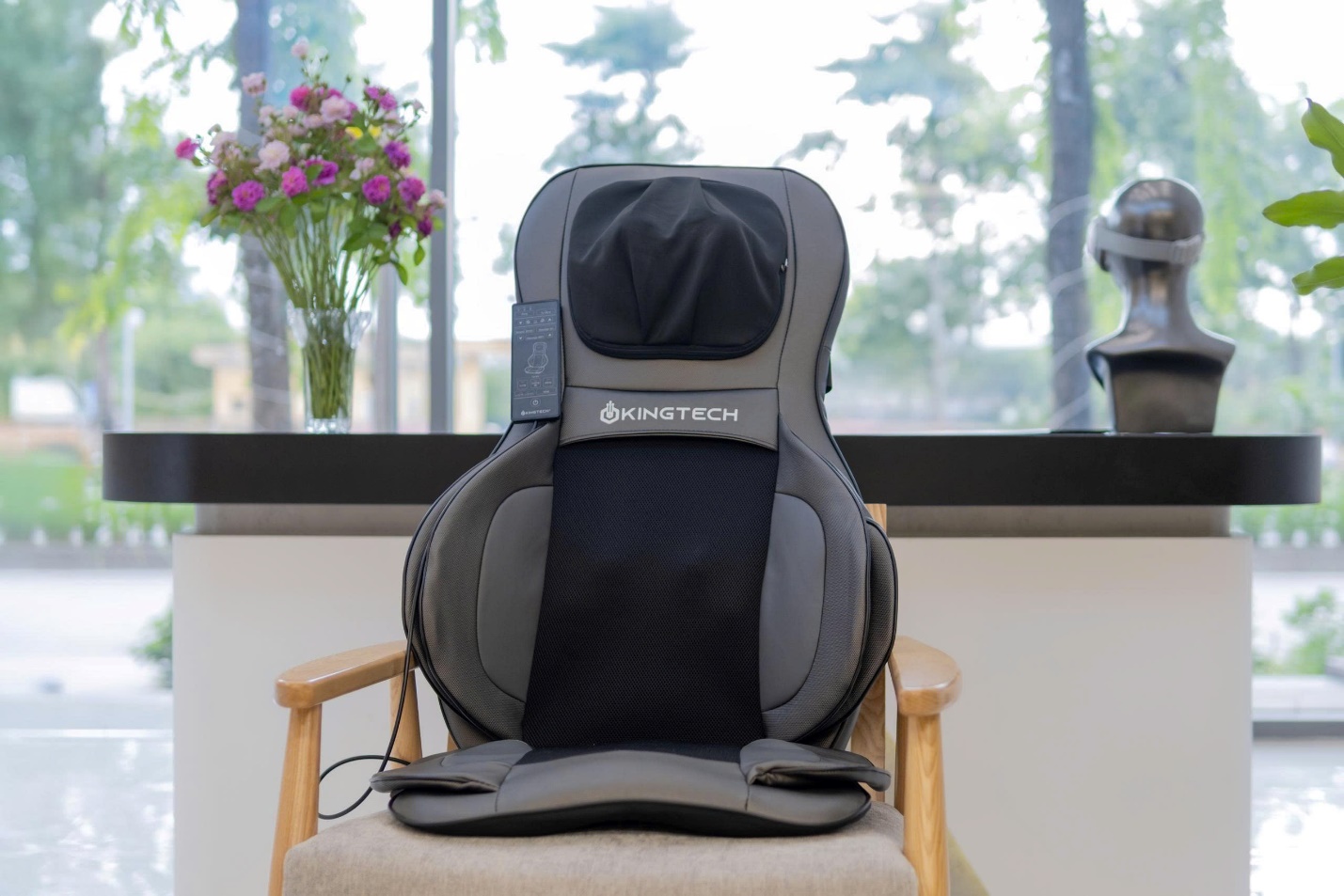 Đệm massage lưng cổ KINGTECH KC-700: Trải nghiệm thư giãn chuẩn spa ngay tại nhà- Ảnh 1. Đệm massage lưng cổ KINGTECH KC-700: Trải nghiệm thư giãn chuẩn spa ngay tại nhà- Ảnh 1.