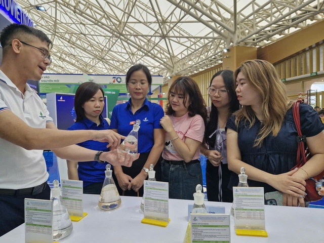 Doanh nghiệp 1 triệu tỷ duy nhất của Việt Nam lần đầu hé lộ về nhiên liệu cho tàu ngầm Kilo và máy bay quân sự- Ảnh 1. Doanh nghiệp 1 triệu tỷ duy nhất của Việt Nam lần đầu hé lộ về nhiên liệu cho tàu ngầm Kilo và máy bay quân sự- Ảnh 1.