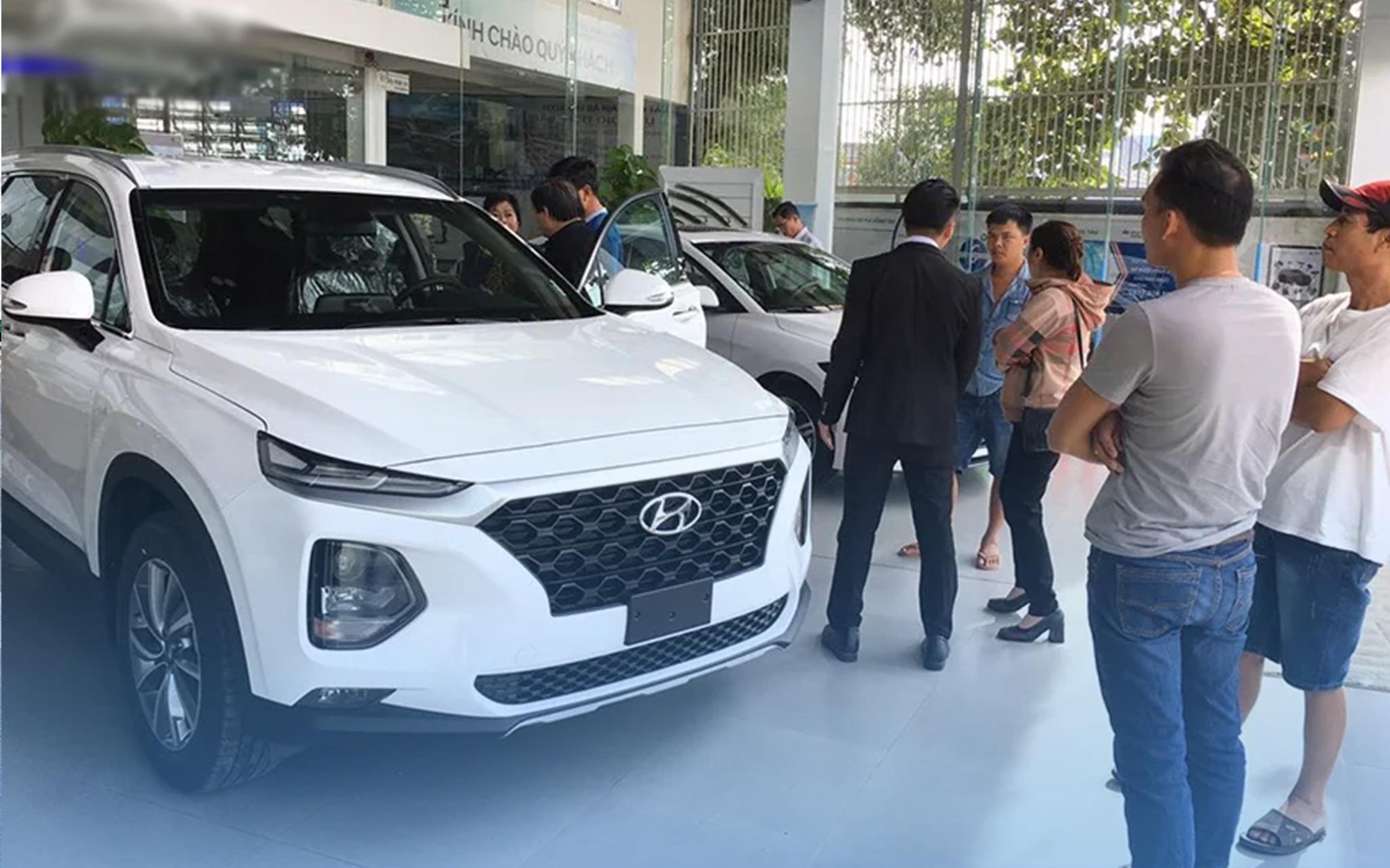 Ô tô liên tục giảm giá, vì sao nhiều doanh nghiệp vẫn chọn thuê xe dài hạn?- Ảnh 1. Ô tô liên tục giảm giá, vì sao nhiều doanh nghiệp vẫn chọn thuê xe dài hạn?- Ảnh 1.