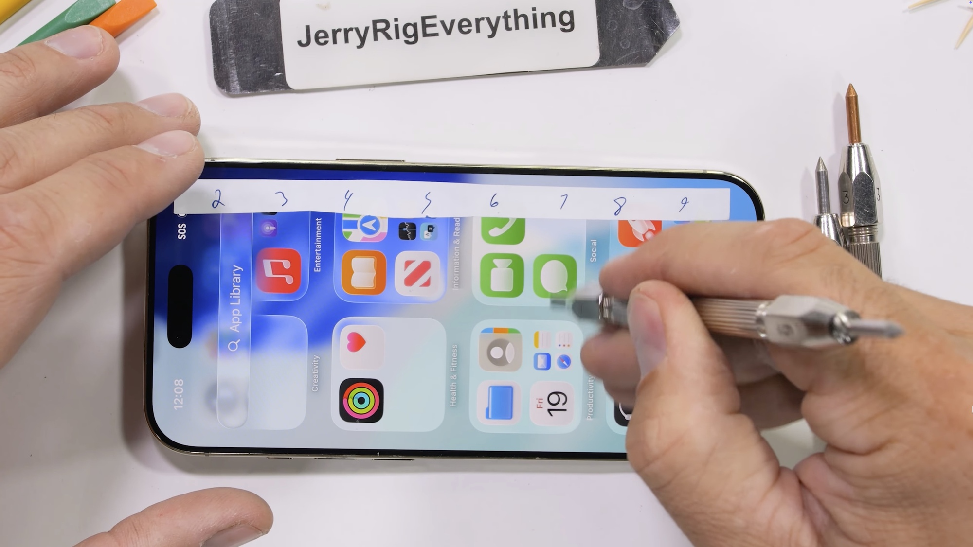 iPhone Air mỏng dính nhưng không thể bẻ gãy, phải dùng máy áp lực gần 100kg mới chịu cong- Ảnh 1. iPhone Air mỏng dính nhưng không thể bẻ gãy, phải dùng máy áp lực gần 100kg mới chịu cong- Ảnh 1.