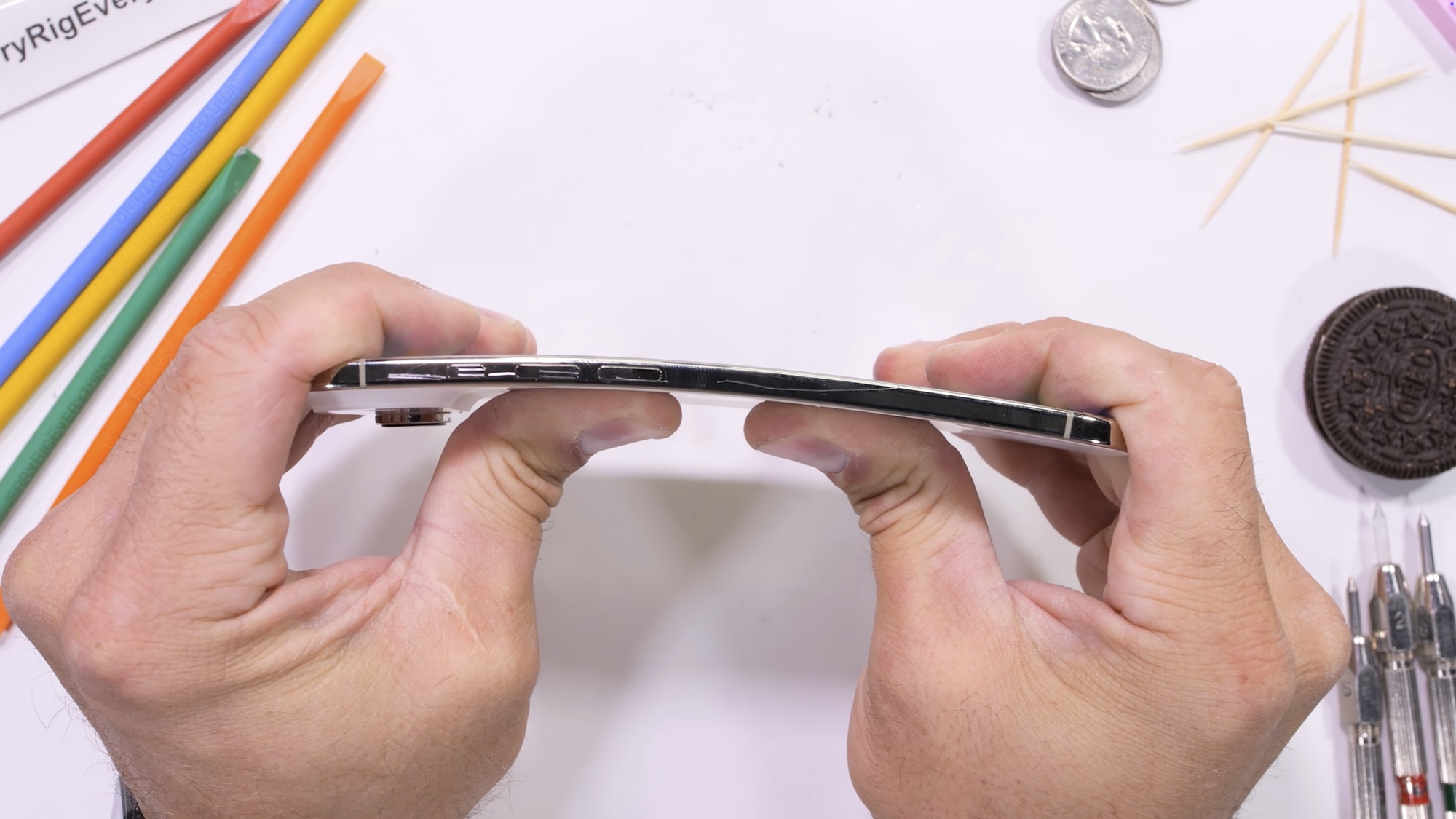 iPhone Air mỏng dính nhưng không thể bẻ gãy, phải dùng máy áp lực gần 100kg mới chịu cong- Ảnh 3. iPhone Air mỏng dính nhưng không thể bẻ gãy, phải dùng máy áp lực gần 100kg mới chịu cong- Ảnh 3.