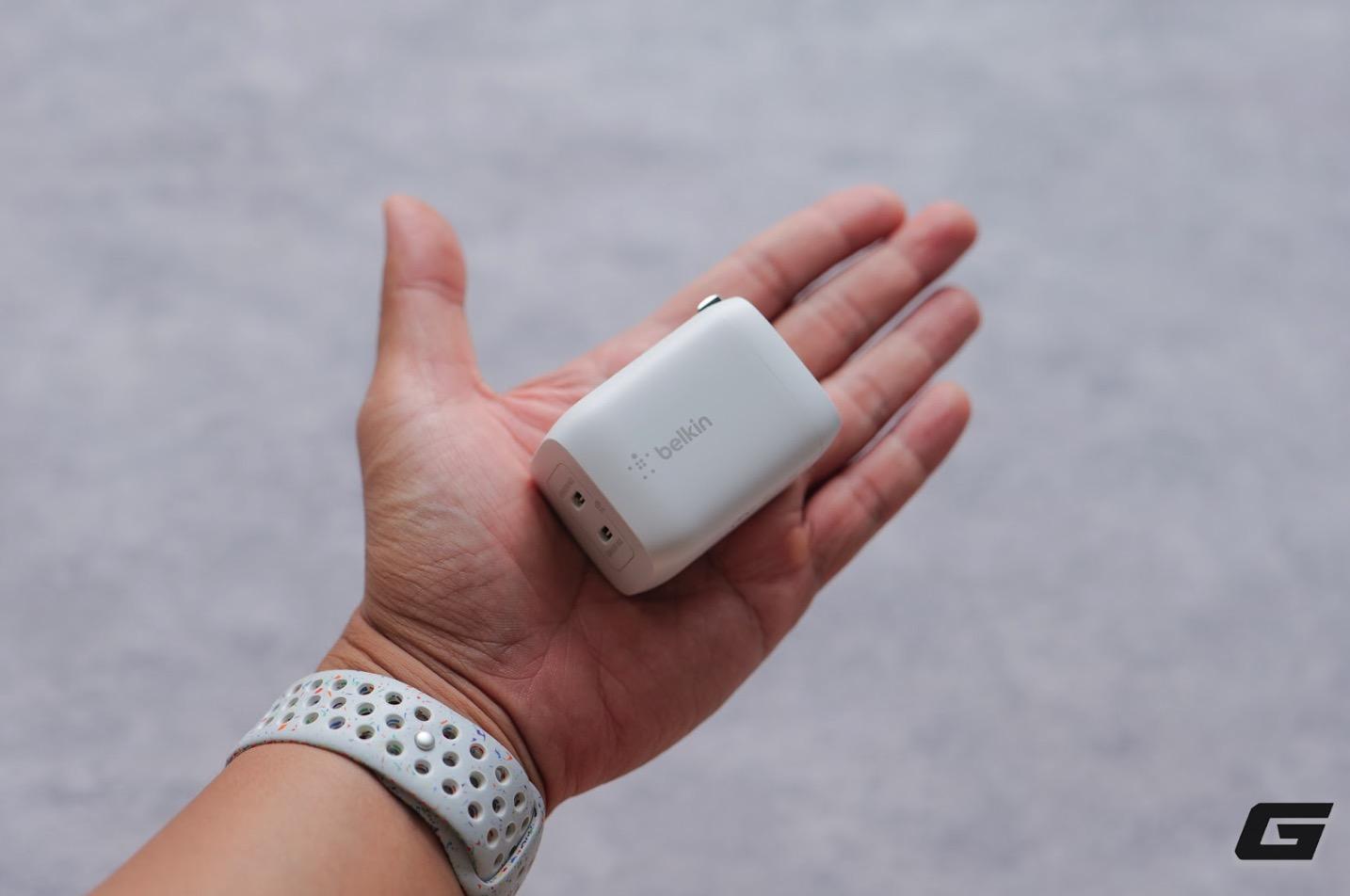 Tr&ecirc;n tay bộ 3 Belkin BoostCharge đ&oacute;n m&ugrave;a iPhone mới: c&aacute;p bền, sạc gọn v&agrave; pin dự ph&ograve;ng c&oacute; m&agrave;n h&igrave;nh tiện lợi- Ảnh 5.