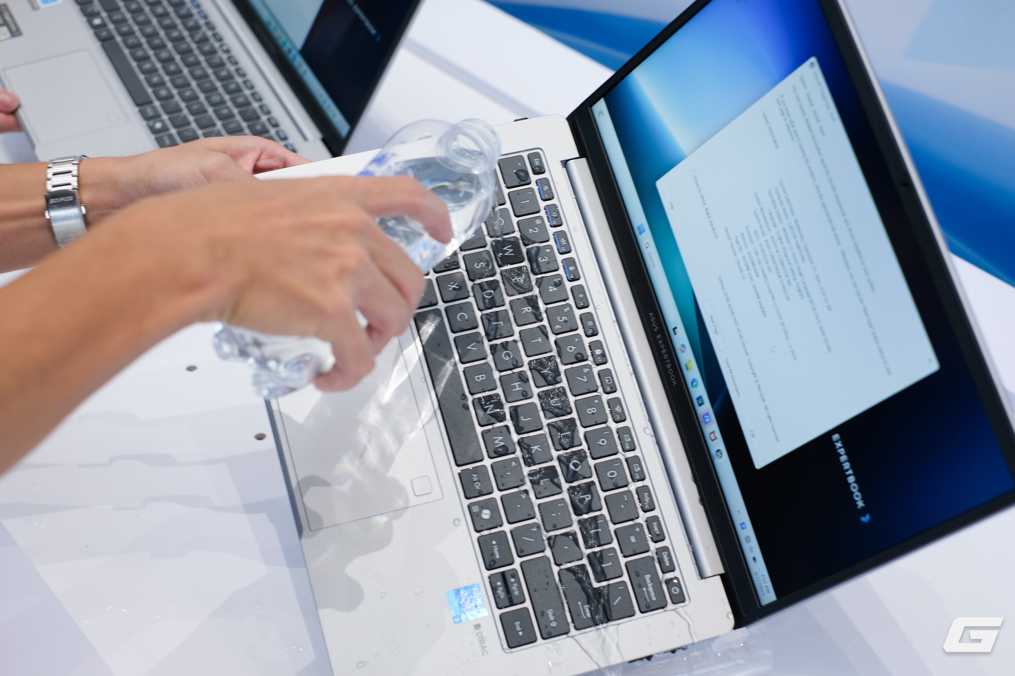 Dell, HP, Lenovo đi trước cả chục năm - Tại sao ASUS vẫn đặt cược sẽ dẫn đầu thị trường laptop doanh nghiệp tại Việt Nam?- Ảnh 13. Dell, HP, Lenovo đi trước cả chục năm - Tại sao ASUS vẫn đặt cược sẽ dẫn đầu thị trường laptop doanh nghiệp tại Việt Nam?- Ảnh 13.