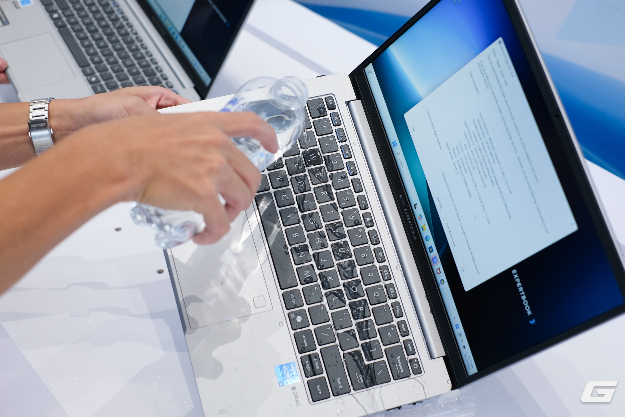 Tội gì mua laptop business cũ? Dòng máy này giá tương đương mà cũng bền bỉ chẳng kém, bảo hành tối thiểu 2 năm, và là máy mới 100%- Ảnh 3. Tội gì mua laptop business cũ? Dòng máy này giá tương đương mà cũng bền bỉ chẳng kém, bảo hành tối thiểu 2 năm, và là máy mới 100%- Ảnh 3.