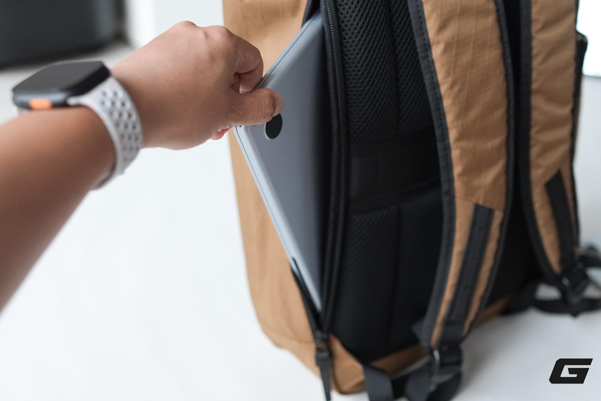 Tr&ecirc;n tay Skinarma JAGER Backpack: Balo streetwear si&ecirc;u ngầu đến từ Singapore- Ảnh 13.