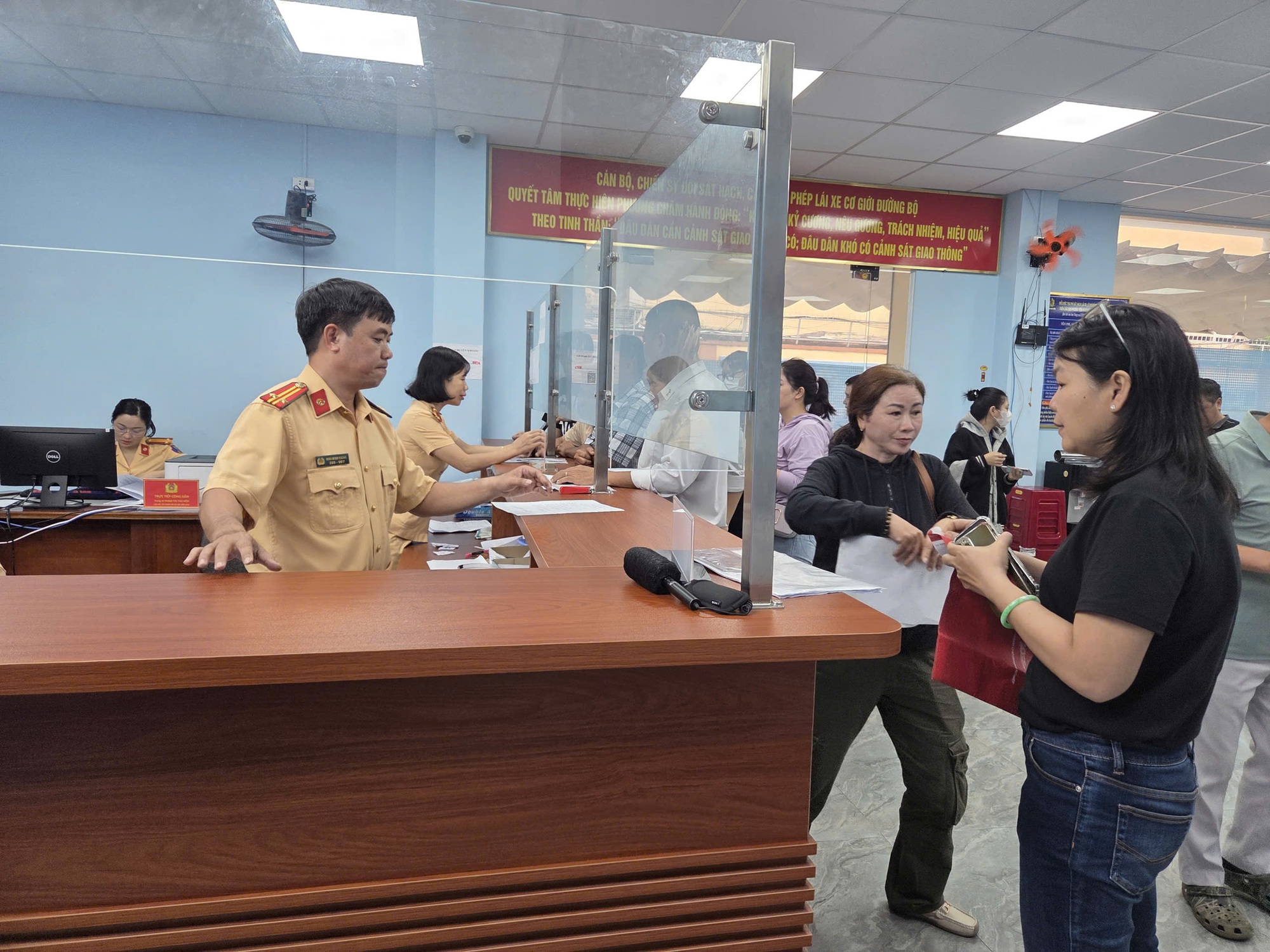 CSGT TPHCM thông tin chính thức về lệ phí đăng ký, cấp biển số xe - Ảnh 1.
