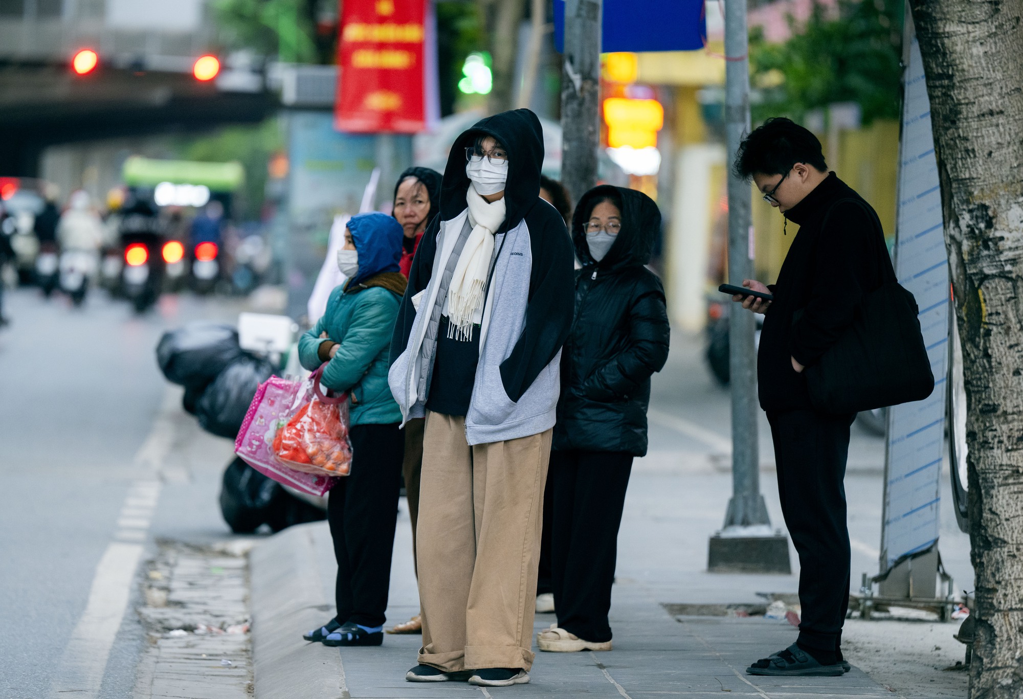 Ảnh, clip: Hà Nội chìm trong những ngày lạnh nhất từ đầu Đông- Ảnh 8. Ảnh, clip: Hà Nội chìm trong những ngày lạnh nhất từ đầu Đông- Ảnh 8.