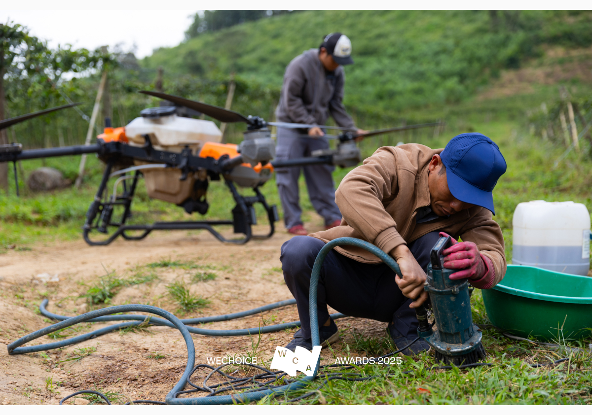 Không có phương án B: Cuộc cứu người phi thường giữa dòng lũ bằng chiếc drone phun thuốc- Ảnh 8. Không có phương án B: Cuộc cứu người phi thường giữa dòng lũ bằng chiếc drone phun thuốc- Ảnh 8.