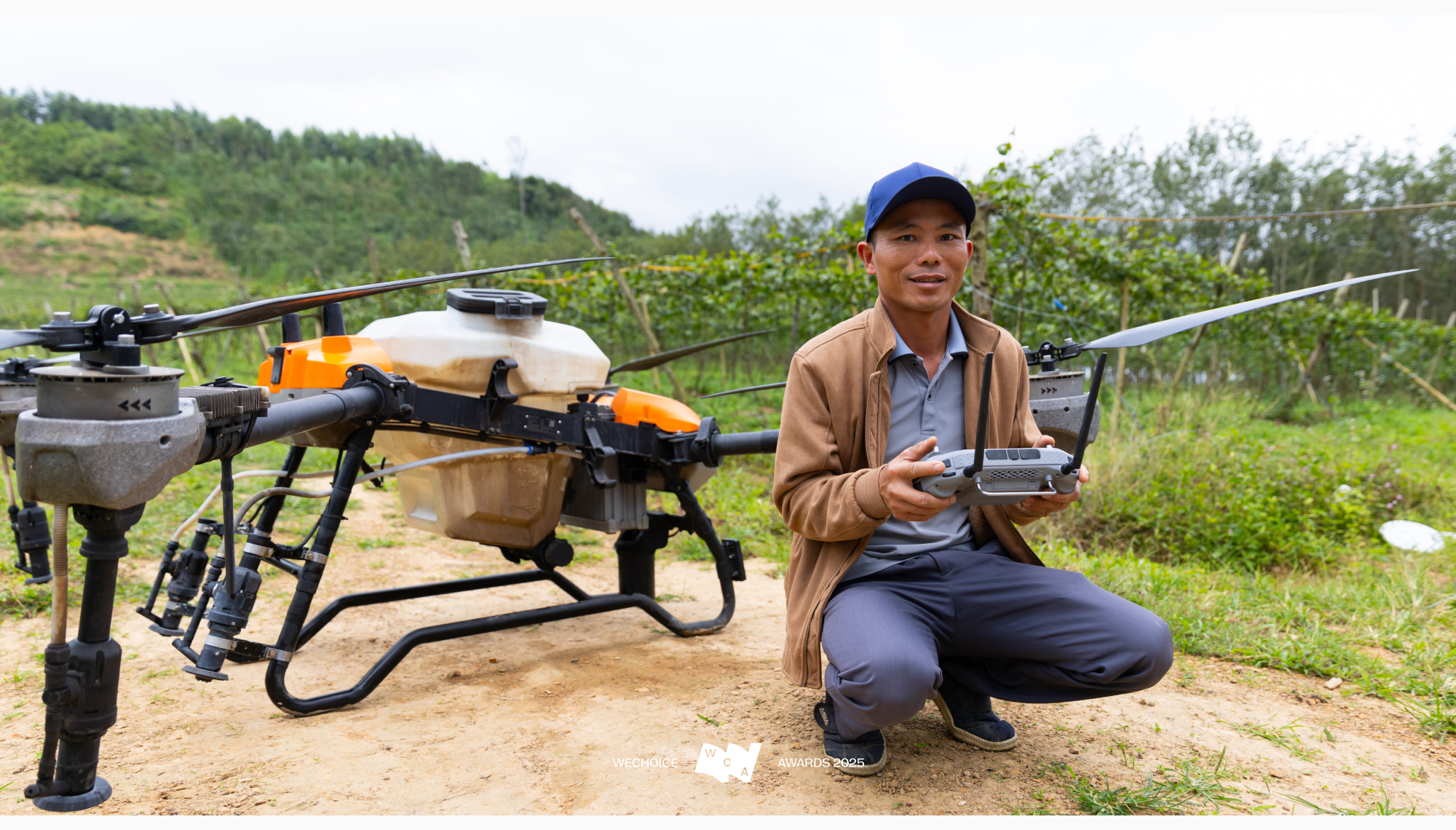 Không có phương án B: Cuộc cứu người phi thường giữa dòng lũ bằng chiếc drone phun thuốc- Ảnh 18. Không có phương án B: Cuộc cứu người phi thường giữa dòng lũ bằng chiếc drone phun thuốc- Ảnh 18.