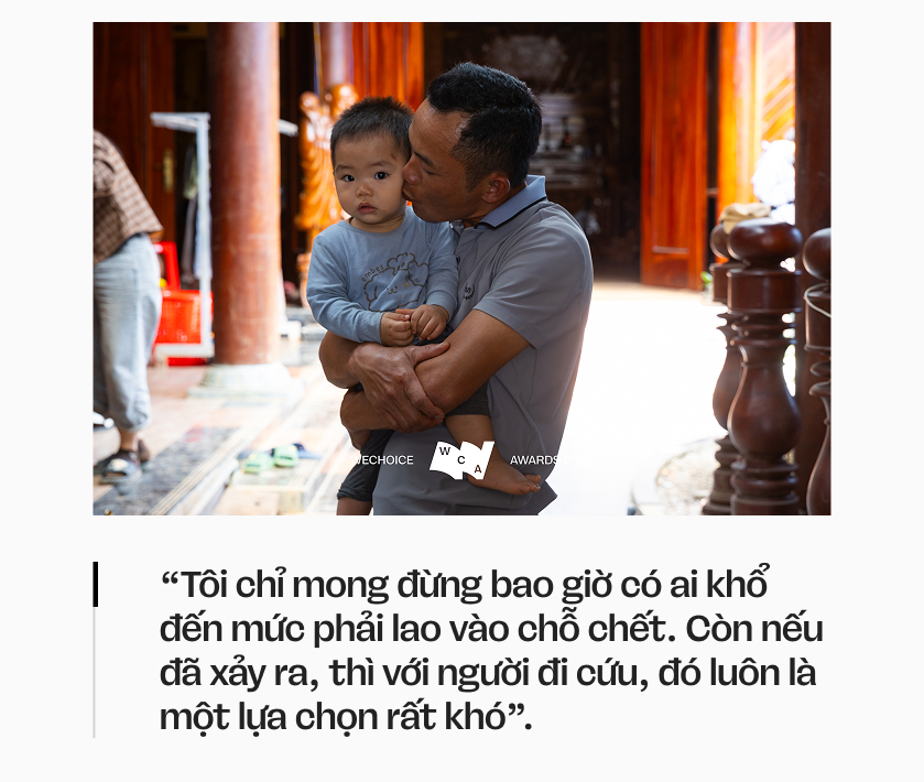 Không có phương án B: Cuộc cứu người phi thường giữa dòng lũ bằng chiếc drone phun thuốc- Ảnh 23. Không có phương án B: Cuộc cứu người phi thường giữa dòng lũ bằng chiếc drone phun thuốc- Ảnh 23.