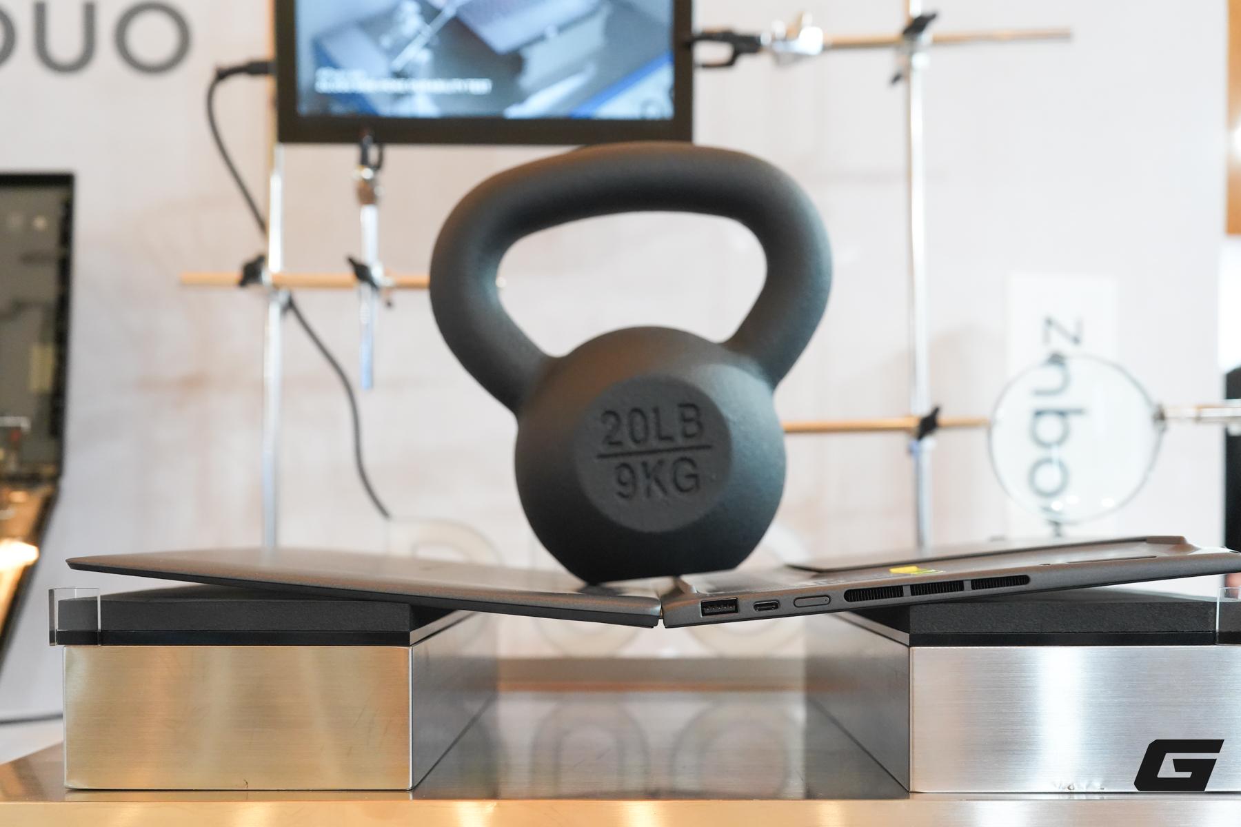 Đem laptop hai màn hình đi "cử tạ": ASUS gây sốc với độ bền của Zenbook DUO tại CES 2026 - Ảnh 1.