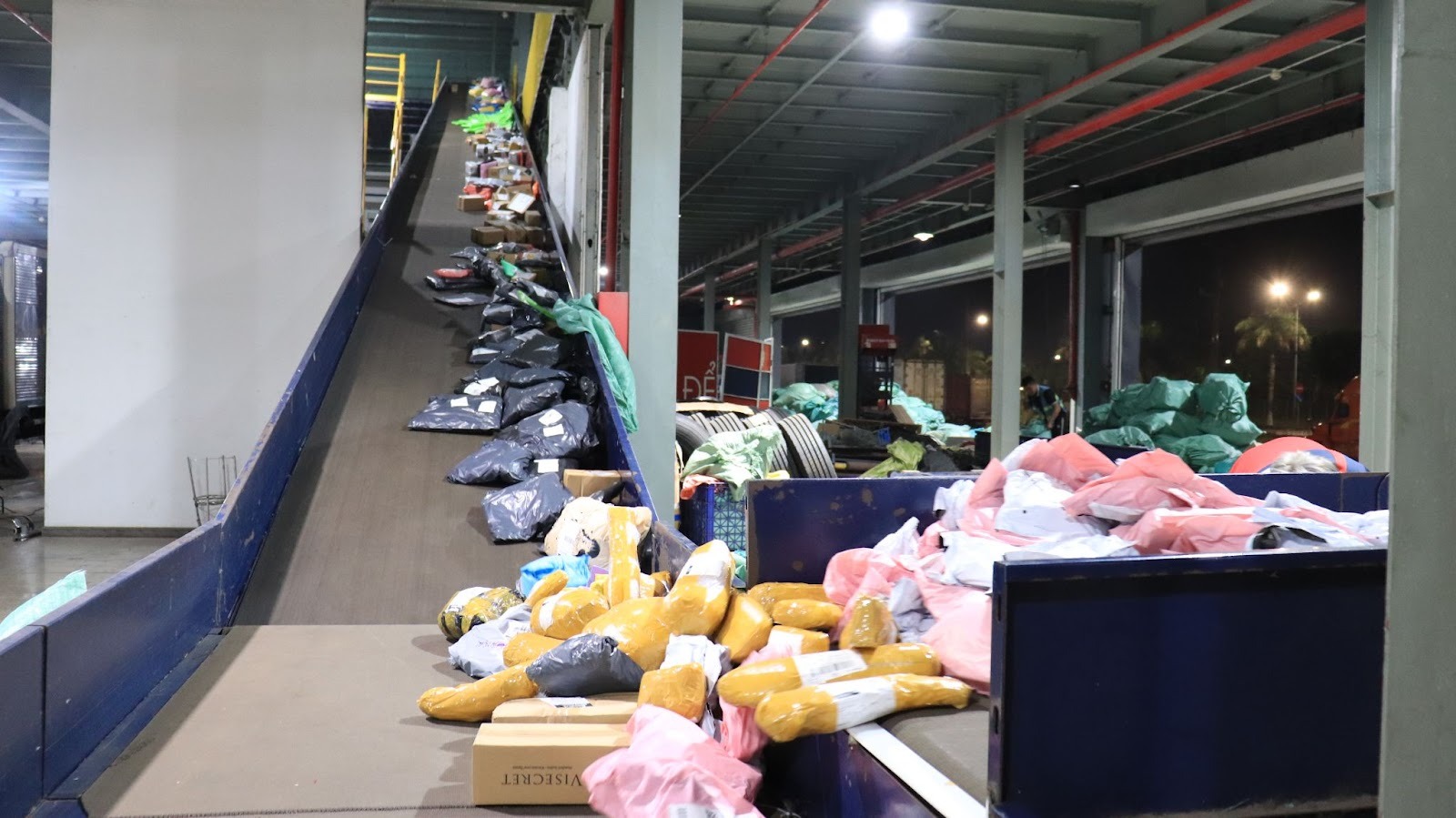 Bên trong một trung tâm giao nhận ngày giáp Tết: nhân viên "bơi" trong biển hàng hóa, băng chuyền phân loại tự động hàng hóa tốc độ 2 mili giây- Ảnh 1. Bên trong một trung tâm giao nhận ngày giáp Tết: nhân viên "bơi" trong biển hàng hóa, băng chuyền phân loại tự động hàng hóa tốc độ 2 mili giây- Ảnh 1.