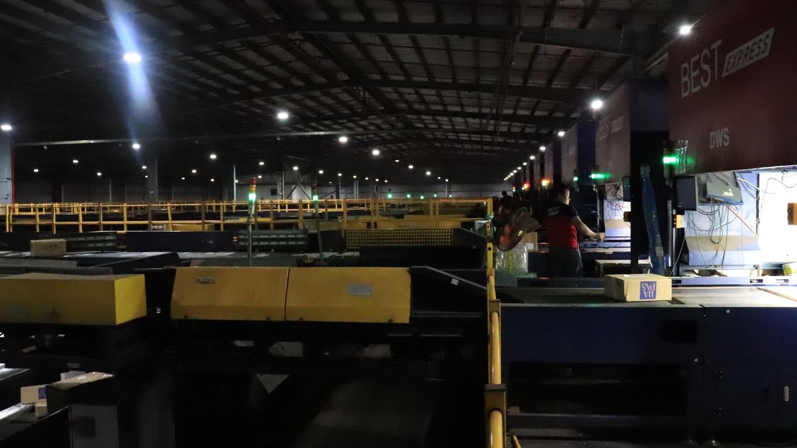 Bên trong một trung tâm giao nhận ngày giáp Tết: nhân viên "bơi" trong biển hàng hóa, băng chuyền phân loại tự động hàng hóa tốc độ 2 mili giây- Ảnh 3. Bên trong một trung tâm giao nhận ngày giáp Tết: nhân viên "bơi" trong biển hàng hóa, băng chuyền phân loại tự động hàng hóa tốc độ 2 mili giây- Ảnh 3.