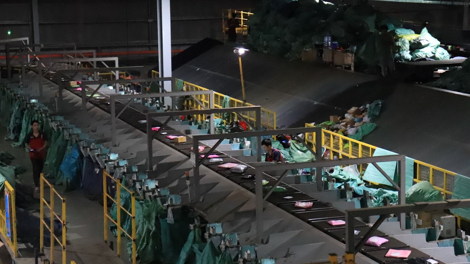 Bên trong một trung tâm giao nhận ngày giáp Tết: nhân viên "bơi" trong biển hàng hóa, băng chuyền phân loại tự động hàng hóa tốc độ 2 mili giây- Ảnh 4. Bên trong một trung tâm giao nhận ngày giáp Tết: nhân viên "bơi" trong biển hàng hóa, băng chuyền phân loại tự động hàng hóa tốc độ 2 mili giây- Ảnh 4.