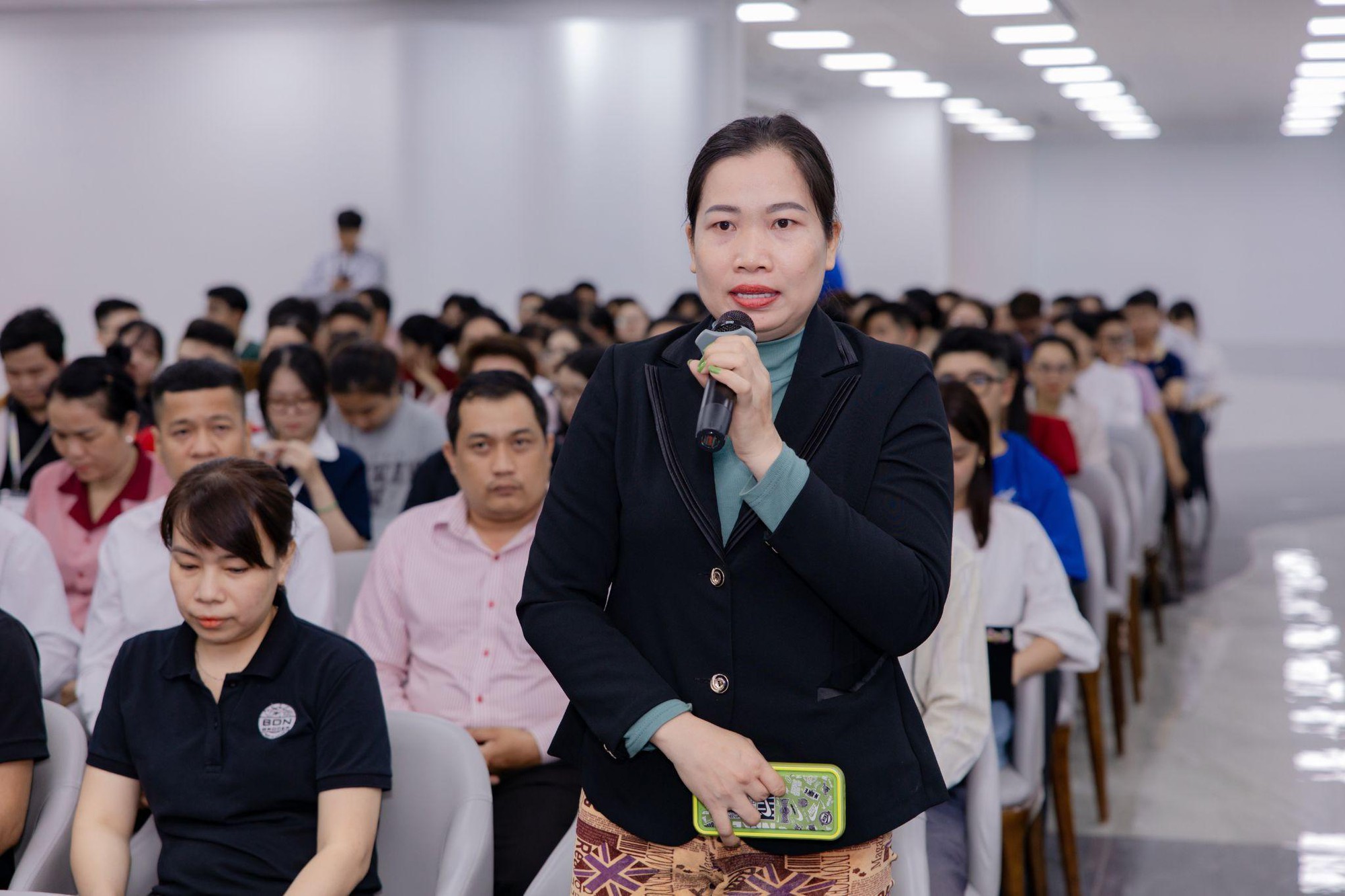 Nhiều tạp vụ, bảo vệ bật khóc khi nhận thưởng Tết là một lượng vàng 9999 - Ảnh 2. Nhiều tạp vụ, bảo vệ bật khóc khi nhận thưởng Tết là một lượng vàng 9999 - Ảnh 2.