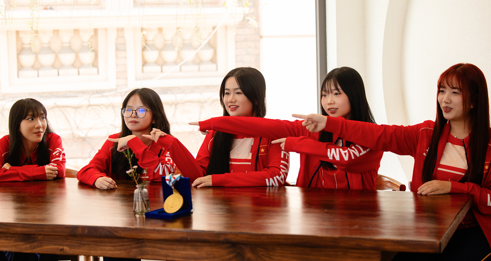 Cách những tuyển thủ nữ Liên Quân Mobile Việt Nam 'chiến đấu' cho đam mê của mình: “Bố mẹ cho con 2 tuần, được thì đi SEA games, không được về đi làm lại”- Ảnh 19. Cách những tuyển thủ nữ Liên Quân Mobile Việt Nam 'chiến đấu' cho đam mê của mình: “Bố mẹ cho con 2 tuần, được thì đi SEA games, không được về đi làm lại”- Ảnh 19.