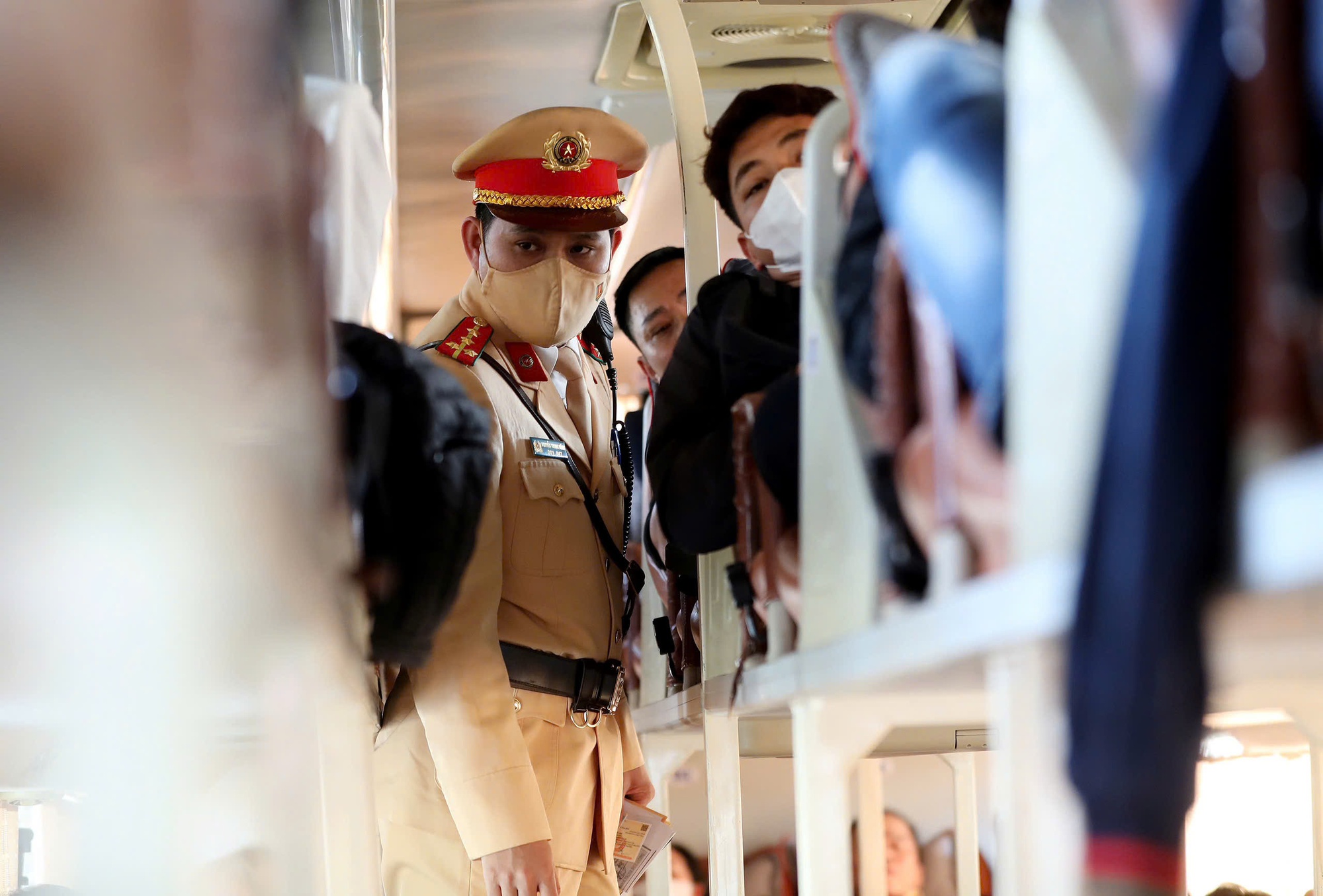 Hà Nội: CSGT dùng flycam theo dõi tình hình giao thông, tăng cường kiểm soát vận tải hành khách - Ảnh 10.