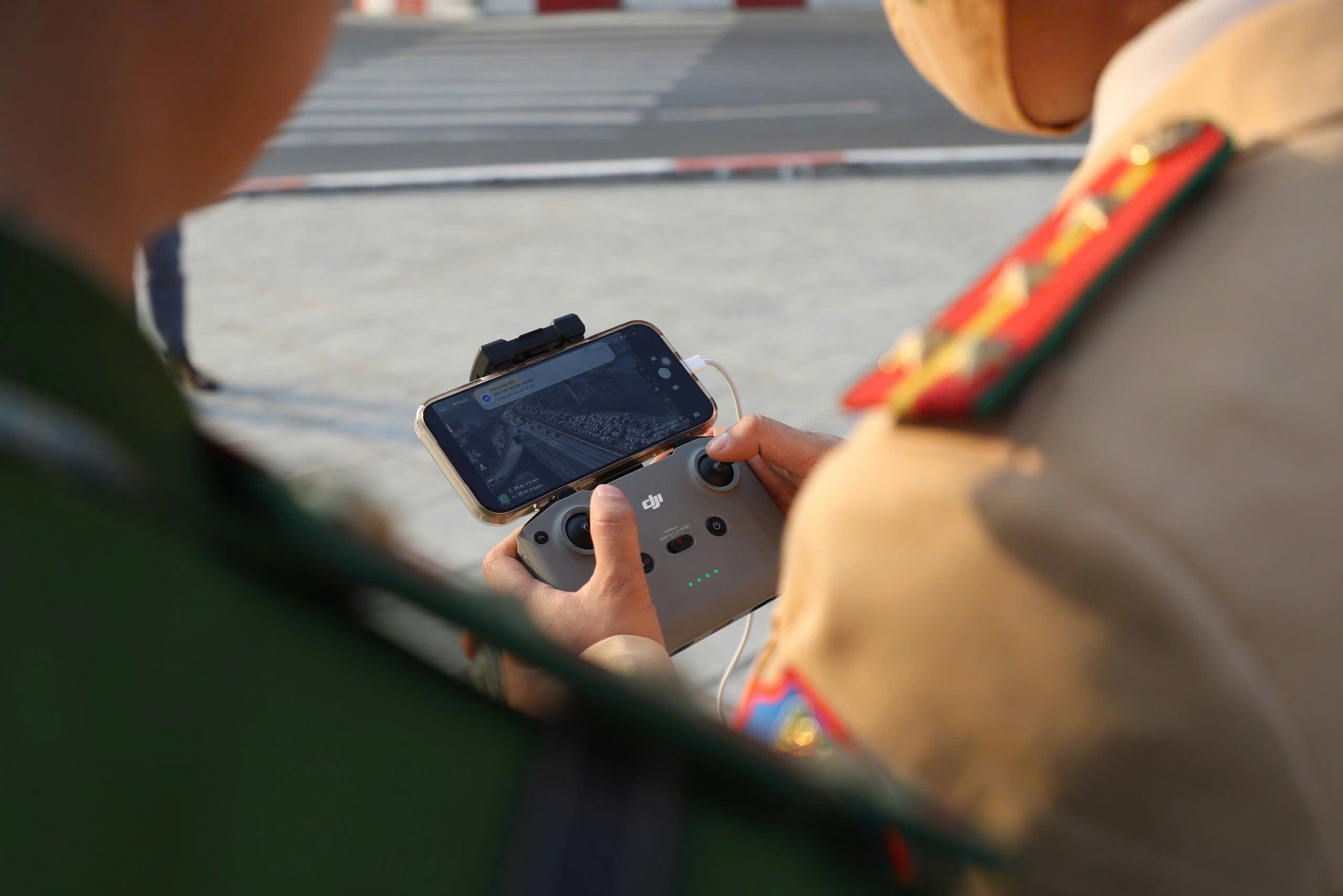 Hà Nội: CSGT dùng flycam theo dõi tình hình giao thông, tăng cường kiểm soát vận tải hành khách - Ảnh 6.