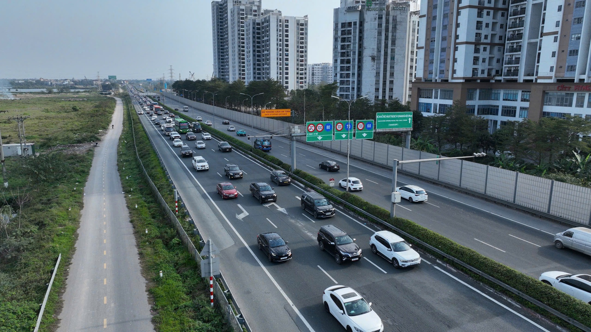 Hà Nội: CSGT dùng flycam theo dõi tình hình giao thông, tăng cường kiểm soát vận tải hành khách - Ảnh 1.