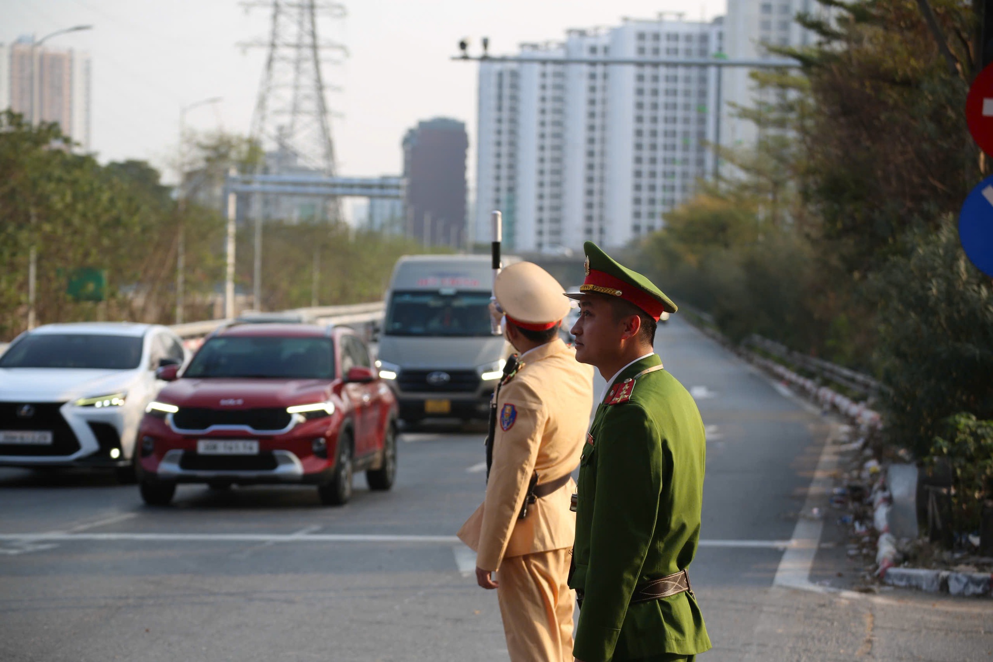 Hà Nội: CSGT dùng flycam theo dõi tình hình giao thông, tăng cường kiểm soát vận tải hành khách - Ảnh 11.