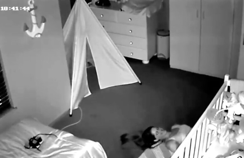 Clip hơn 20 triệu lượt xem: Chồng mở camera xem con ngủ, kinh hoàng khi thấy vợ “mắt trợn trừng”, bò lê dưới sàn- Ảnh 2. Clip hơn 20 triệu lượt xem: Chồng mở camera xem con ngủ, kinh hoàng khi thấy vợ “mắt trợn trừng”, bò lê dưới sàn- Ảnh 2.