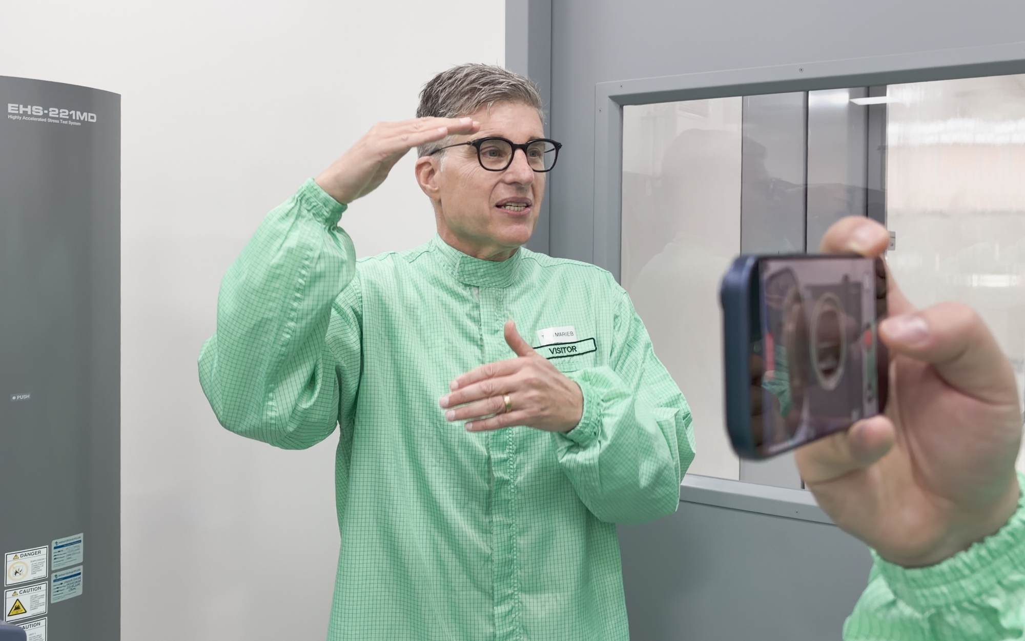 Lần đầu ghé “phòng thí nghiệm độ bền” iPhone tại Singapore: Tận mắt thấy Apple nhúng nước sôi, quăng quật sản phẩm!- Ảnh 4. Lần đầu ghé “phòng thí nghiệm độ bền” iPhone tại Singapore: Tận mắt thấy Apple nhúng nước sôi, quăng quật sản phẩm!- Ảnh 4.