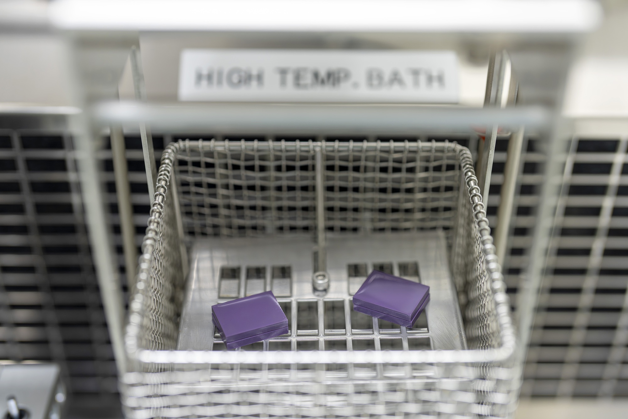 Lần đầu ghé “phòng thí nghiệm độ bền” iPhone tại Singapore: Tận mắt thấy Apple nhúng nước sôi, quăng quật sản phẩm!- Ảnh 3. Lần đầu ghé “phòng thí nghiệm độ bền” iPhone tại Singapore: Tận mắt thấy Apple nhúng nước sôi, quăng quật sản phẩm!- Ảnh 3.