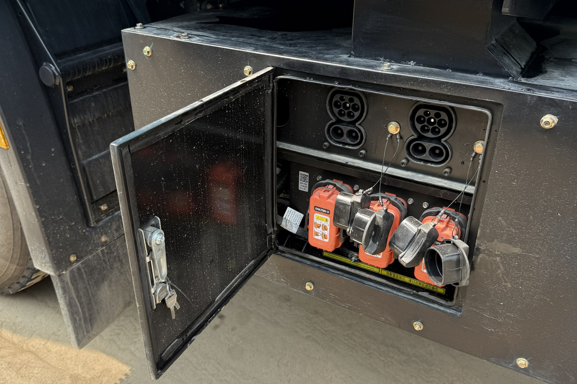 ‘Soi’ đầu kéo điện nhiều số 1 tại Việt Nam: 1 lần sạc mất 1 tiếng, đi Hà Nội - Hải Phòng tốn chỉ hơn 1 triệu- Ảnh 4. ‘Soi’ đầu kéo điện nhiều số 1 tại Việt Nam: 1 lần sạc mất 1 tiếng, đi Hà Nội - Hải Phòng tốn chỉ hơn 1 triệu- Ảnh 4.