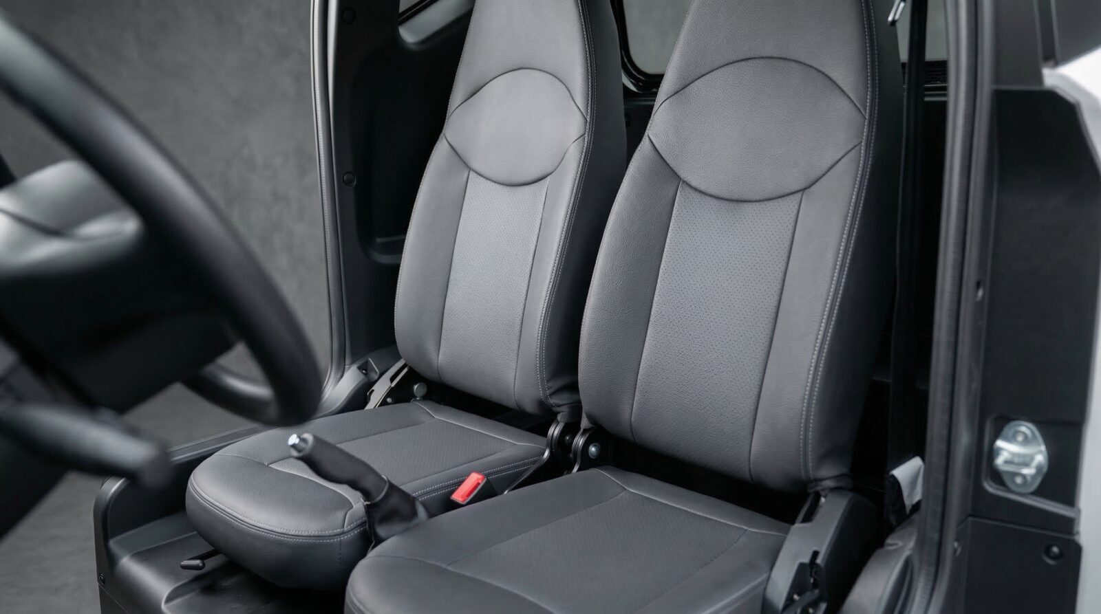 Ô tô điện Việt Nam giá từ 148 triệu đồng sắp ra mắt: Tháo pin như xe máy, sạc được tại nhà, chạy gần 10 vòng Hồ Tây mới hết pin- Ảnh 8. Ô tô điện Việt Nam giá từ 148 triệu đồng sắp ra mắt: Tháo pin như xe máy, sạc được tại nhà, chạy gần 10 vòng Hồ Tây mới hết pin- Ảnh 8.