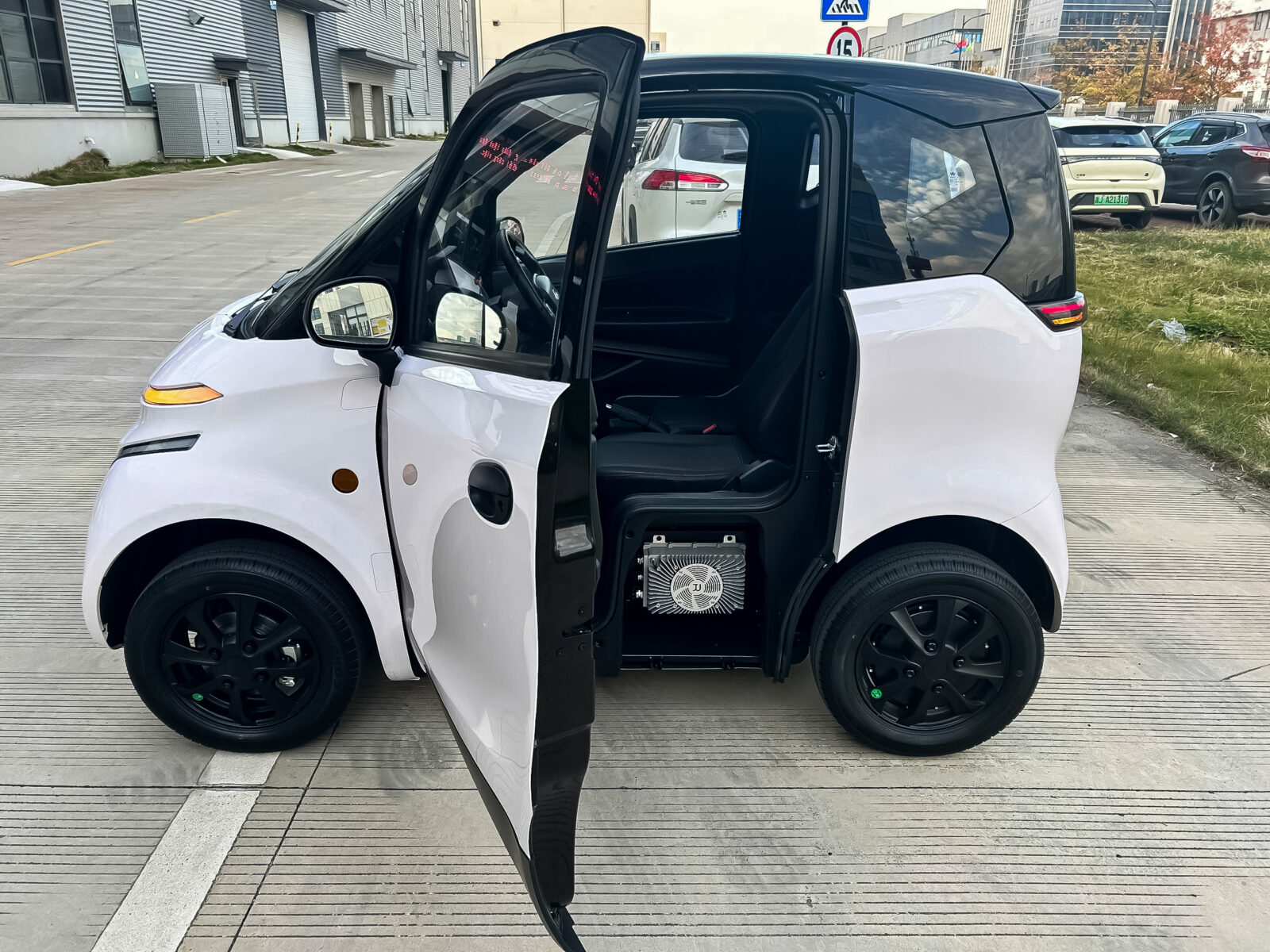 Ô tô điện Việt Nam giá từ 148 triệu đồng sắp ra mắt: Tháo pin như xe máy, sạc được tại nhà, chạy gần 10 vòng Hồ Tây mới hết pin- Ảnh 14. Ô tô điện Việt Nam giá từ 148 triệu đồng sắp ra mắt: Tháo pin như xe máy, sạc được tại nhà, chạy gần 10 vòng Hồ Tây mới hết pin- Ảnh 14.