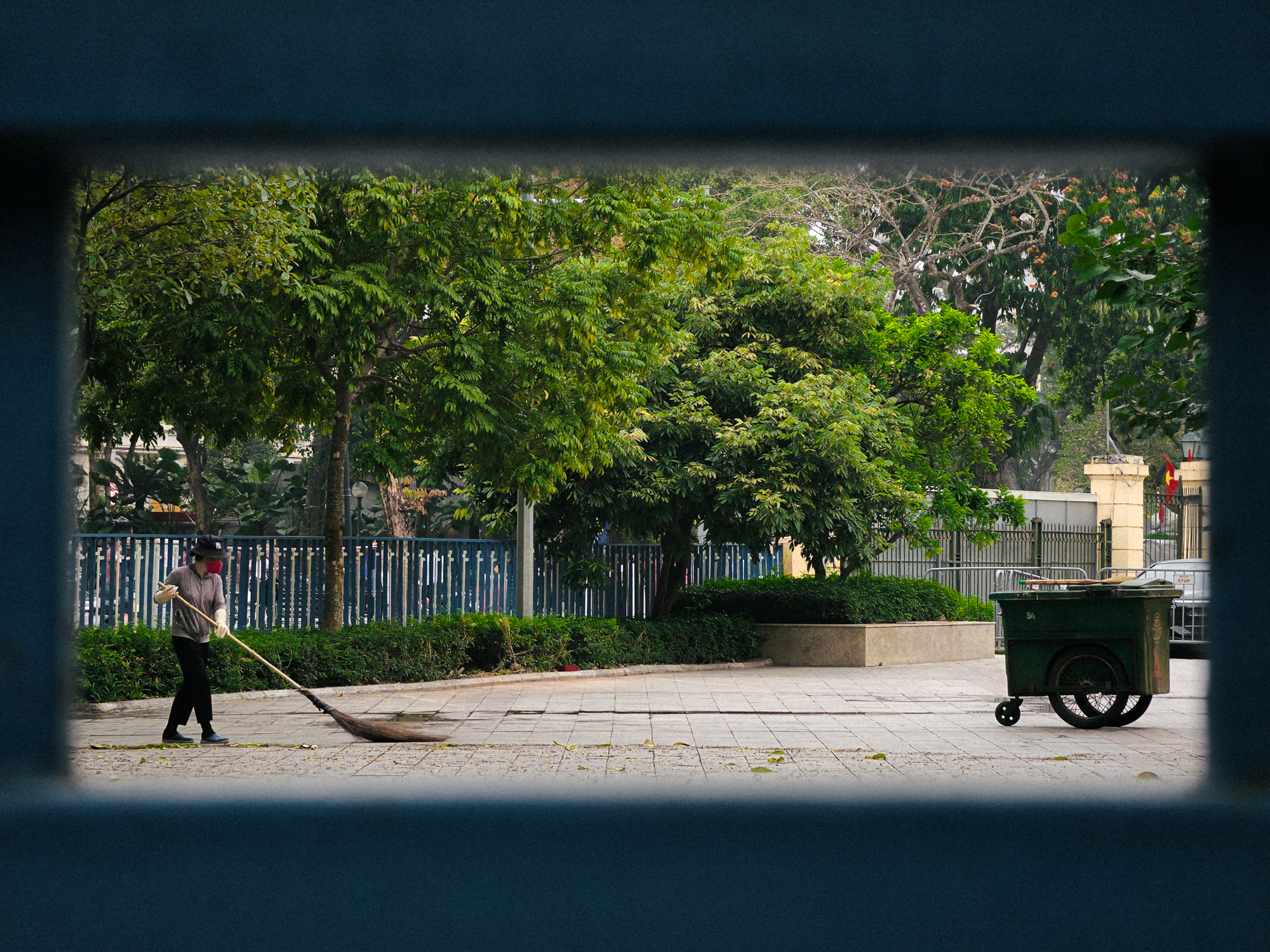 C&ugrave;ng Galaxy S26 Ultra ngắm Thủ Đ&ocirc; m&ugrave;a 'đỏng đảnh':  Gh&eacute; chợ sớm Long Bi&ecirc;n, thăm d&agrave;n hoa giấy khu tập thể để thấy h&oacute;a ra H&agrave; Nội vẫn 't&igrave;nh' đến vậy - Ảnh 38.