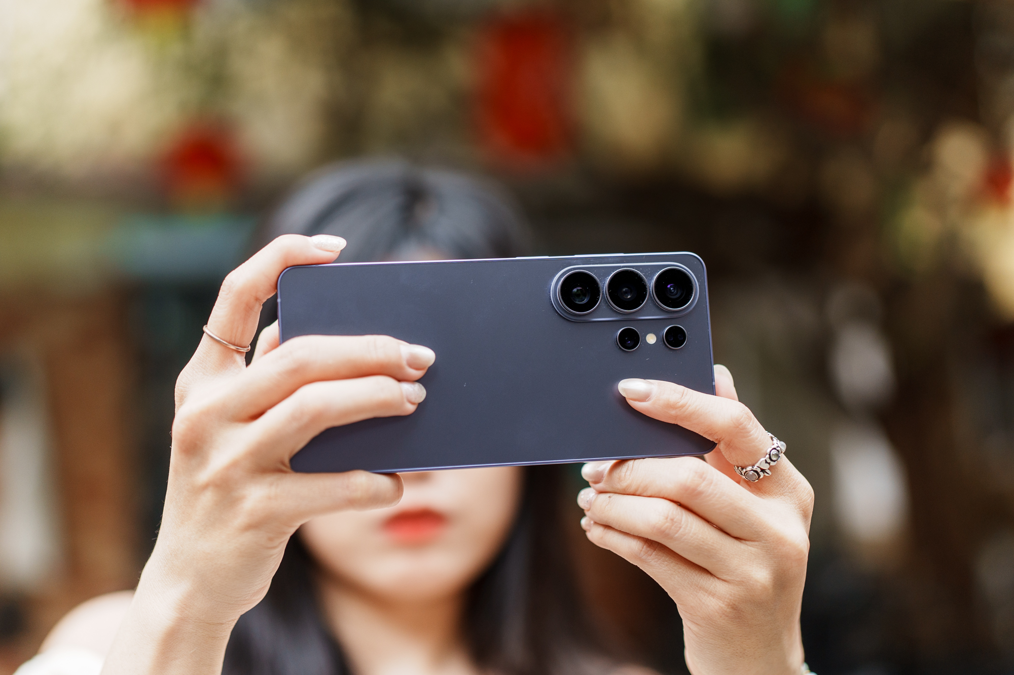 C&ugrave;ng Galaxy S26 Ultra ngắm Thủ Đ&ocirc; m&ugrave;a 'đỏng đảnh':  Gh&eacute; chợ sớm Long Bi&ecirc;n, thăm d&agrave;n hoa giấy khu tập thể để thấy h&oacute;a ra H&agrave; Nội vẫn 't&igrave;nh' đến vậy - Ảnh 1.