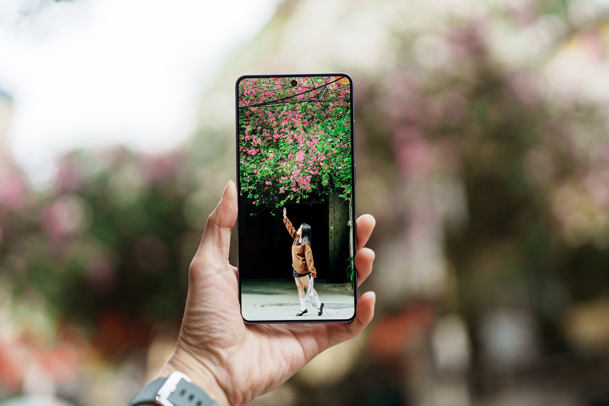 C&ugrave;ng Galaxy S26 Ultra ngắm Thủ Đ&ocirc; m&ugrave;a 'đỏng đảnh':  Gh&eacute; chợ sớm Long Bi&ecirc;n, thăm d&agrave;n hoa giấy khu tập thể để thấy h&oacute;a ra H&agrave; Nội vẫn 't&igrave;nh' đến vậy - Ảnh 2.