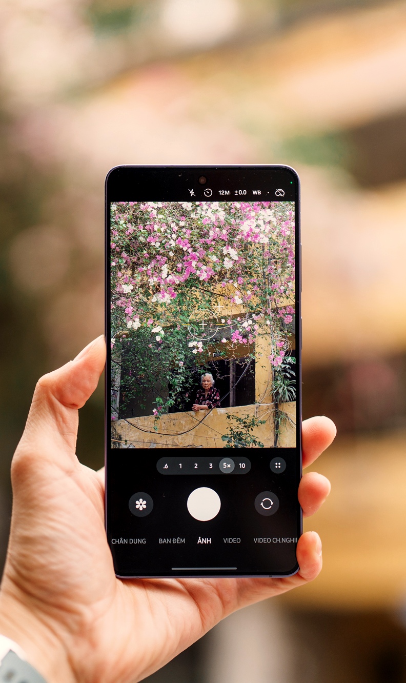 C&ugrave;ng Galaxy S26 Ultra ngắm Thủ Đ&ocirc; m&ugrave;a 'đỏng đảnh':  Gh&eacute; chợ sớm Long Bi&ecirc;n, thăm d&agrave;n hoa giấy khu tập thể để thấy h&oacute;a ra H&agrave; Nội vẫn 't&igrave;nh' đến vậy - Ảnh 71.