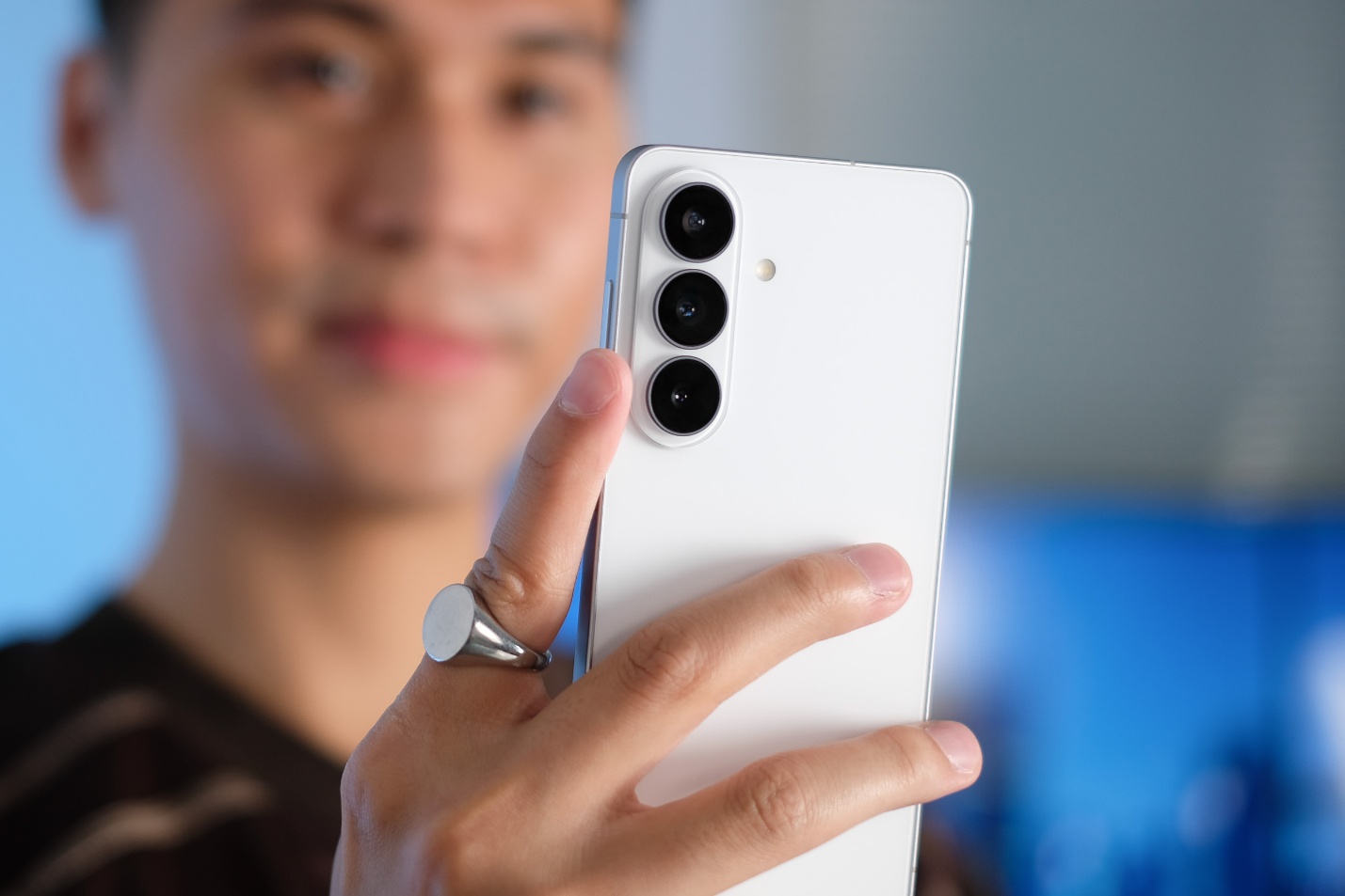 Galaxy S26 và S26+ cho thấy smartphone nhỏ gọn vẫn “đủ đô” - Ảnh 5. Galaxy S26 và S26+ cho thấy smartphone nhỏ gọn vẫn “đủ đô” - Ảnh 5.