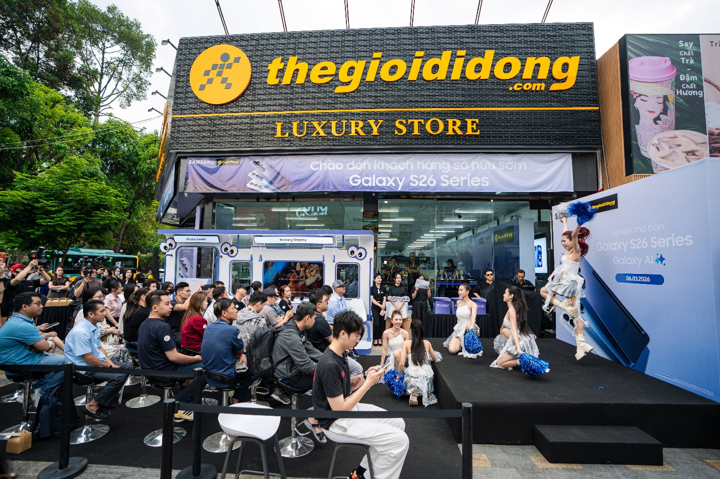 Khách hàng Thế Giới Di Động trở thành những người đầu tiên sở hữu Galaxy S26 Series - Ảnh 1. Khách hàng Thế Giới Di Động trở thành những người đầu tiên sở hữu Galaxy S26 Series - Ảnh 1.