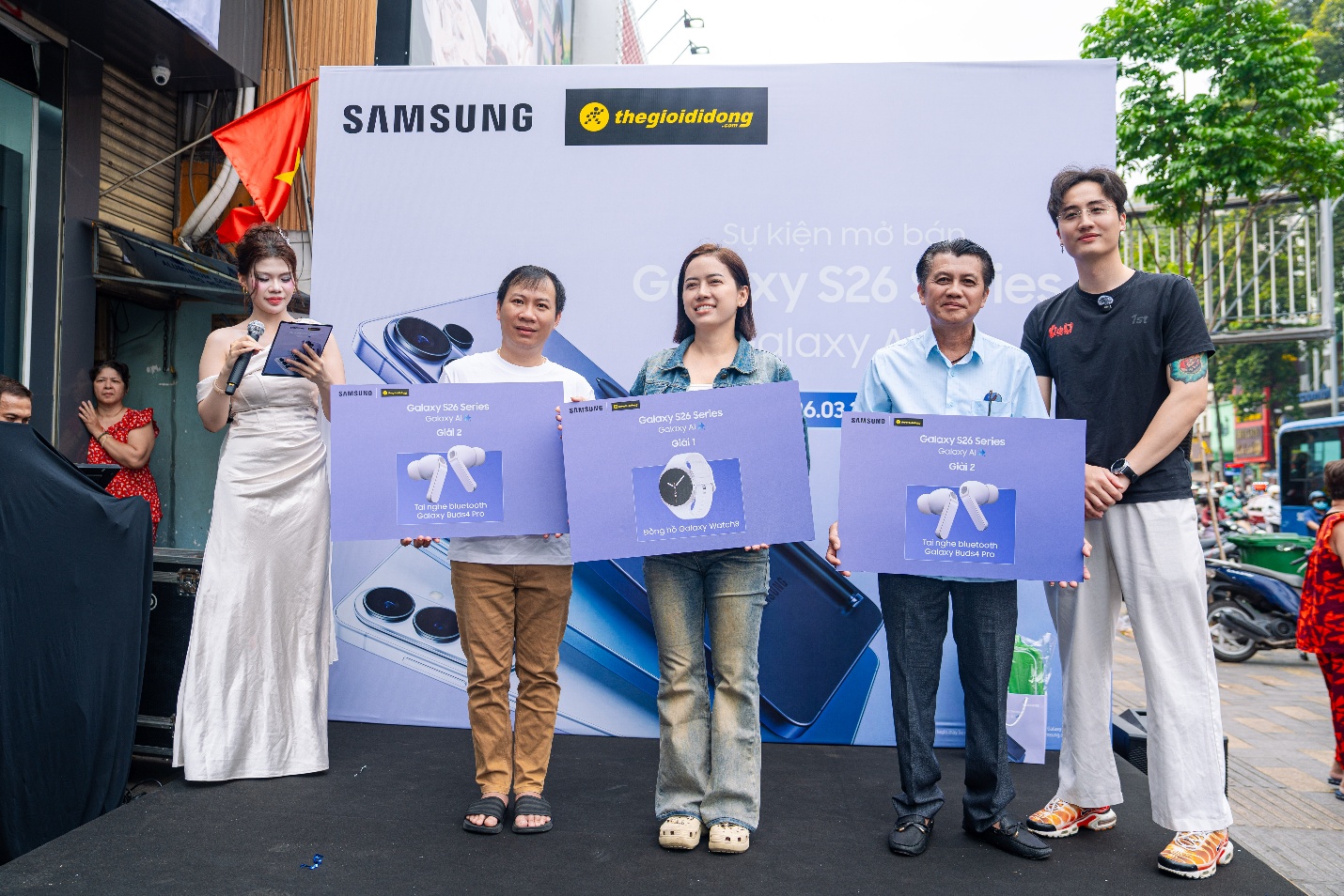 Khách hàng Thế Giới Di Động trở thành những người đầu tiên sở hữu Galaxy S26 Series - Ảnh 3. Khách hàng Thế Giới Di Động trở thành những người đầu tiên sở hữu Galaxy S26 Series - Ảnh 3.