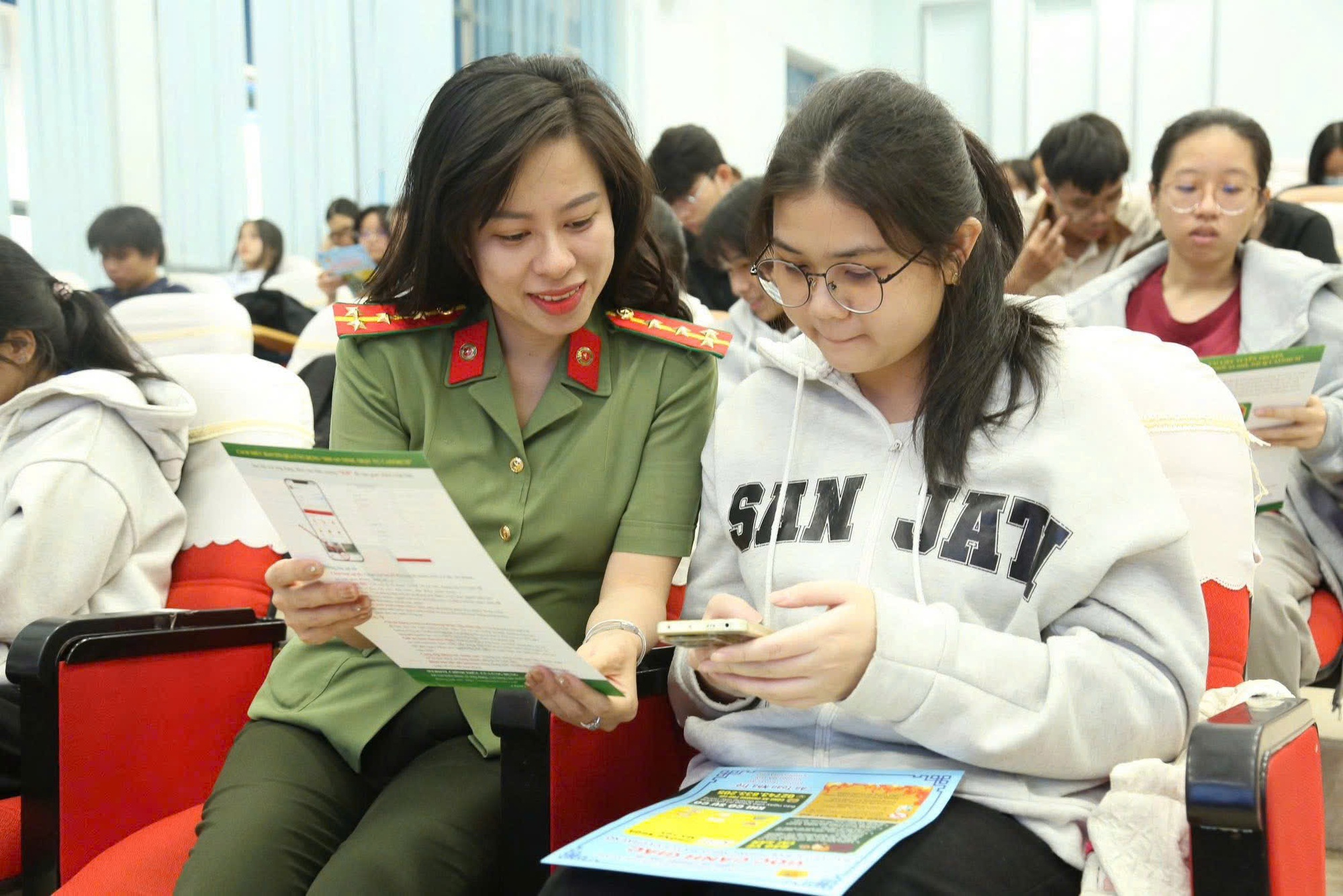 App vay tiền: Khi “đòi nợ” trở thành tội phạm và cách thoát “bẫy”- Ảnh 1. App vay tiền: Khi “đòi nợ” trở thành tội phạm và cách thoát “bẫy”- Ảnh 1.