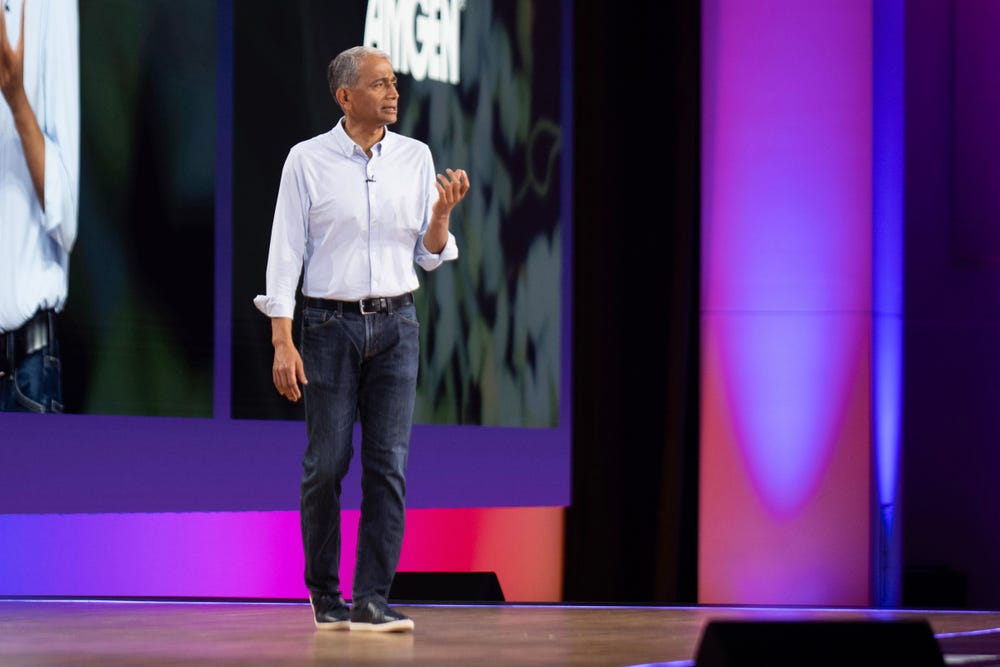 Lãnh đạo Microsoft: AI cũng sẽ phải mua bản quyền phần mềm như con người - Ảnh 1.